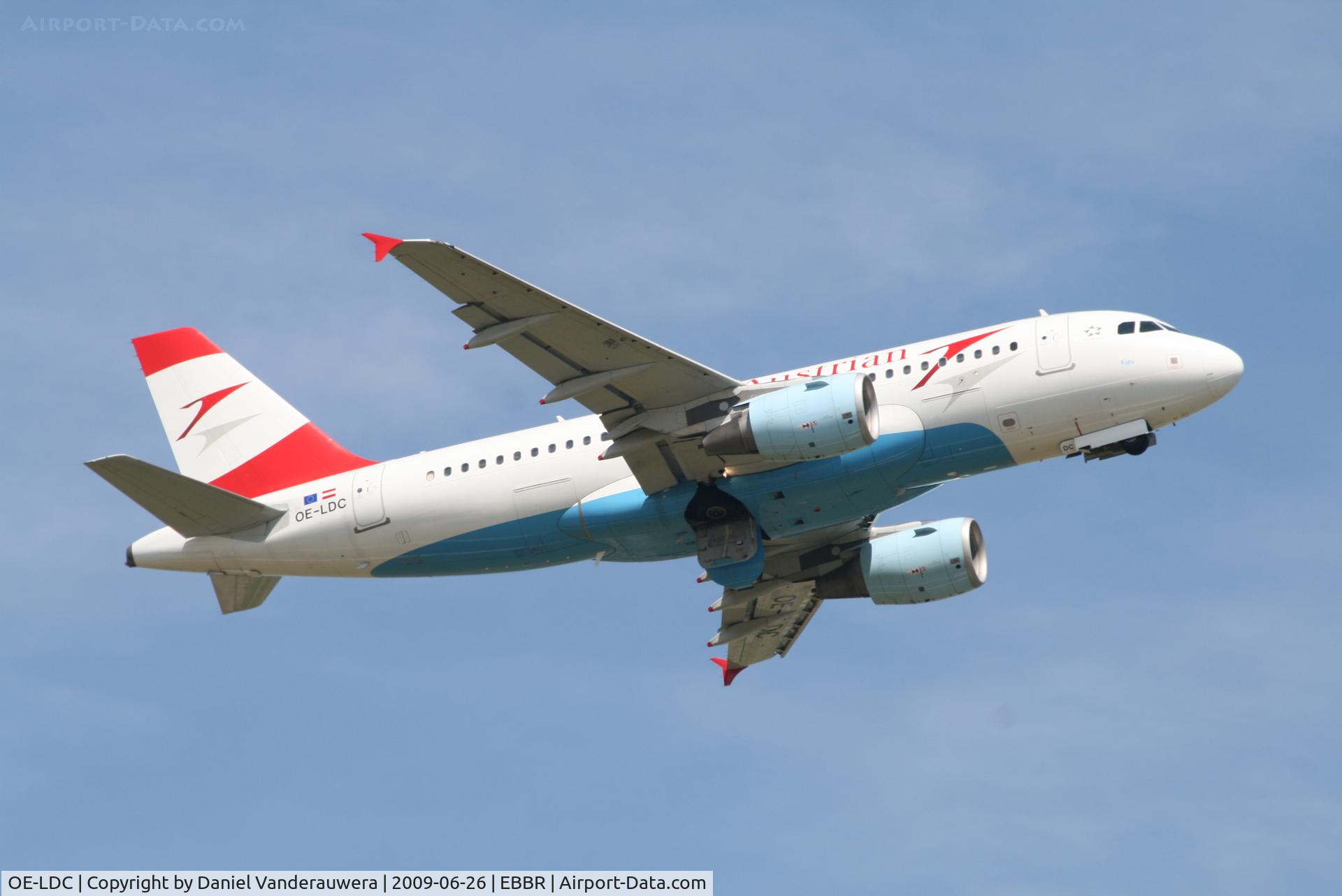 OE-LDC, 2004 Airbus A319-112 C/N 2262, Flight OS352 is taking off from rwy 07R
