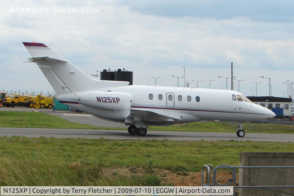 N125XP, 2000 Raytheon Hawker 800XP C/N 258485, Hawker 800XP taxies in at Luton