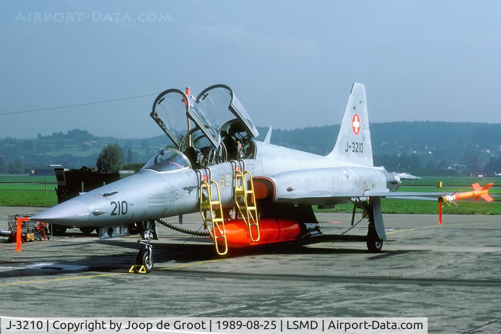 J-3210, Northrop F-5F Tiger II C/N M1010, AMEF89 flightline
