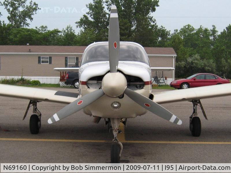 N69160, 1985 Piper PA-32R-301 C/N 32R-8513016, On the ramp at Kenton, Ohio.