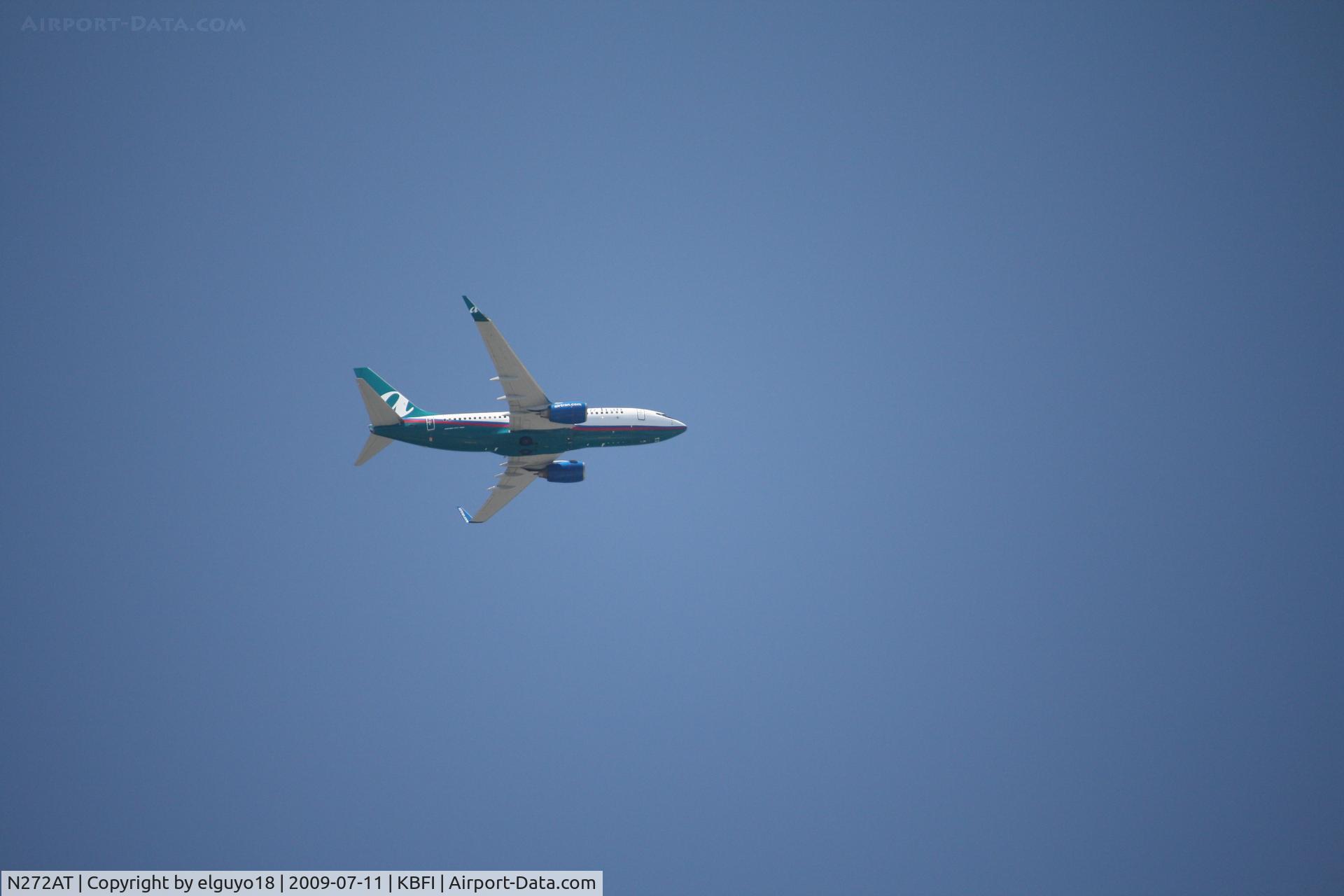 N272AT, 2005 Boeing 737-7BD C/N 33921, FLYING OVER SEATTLE