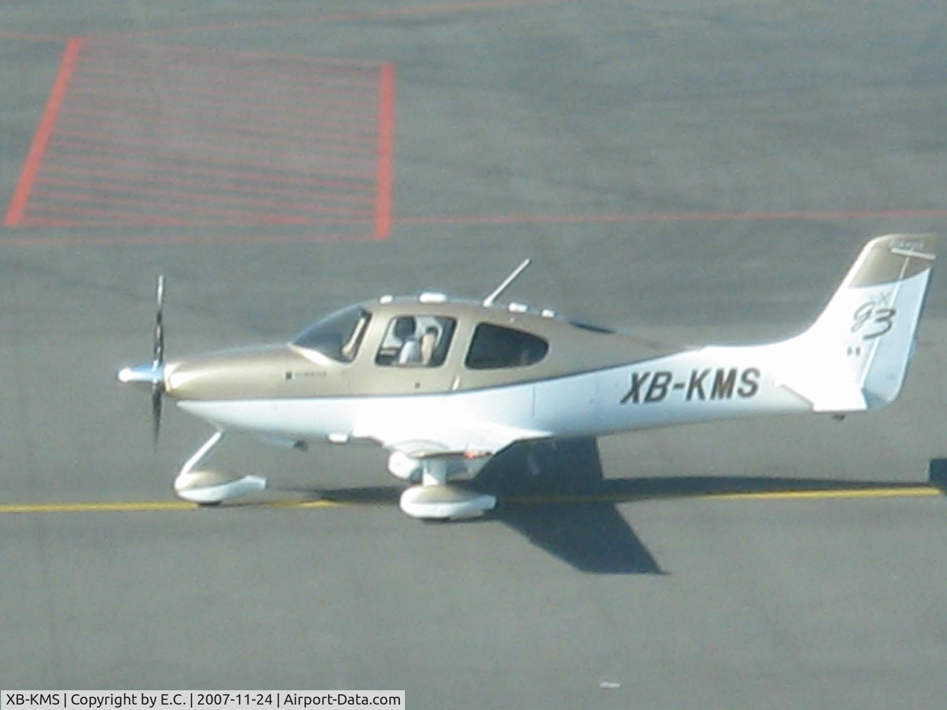 XB-KMS, Cirrus SR22 G3 GTS C/N Not found XB-KMS, TAXIING TO RWY 28 AT GUADALAJARA AIRPORT