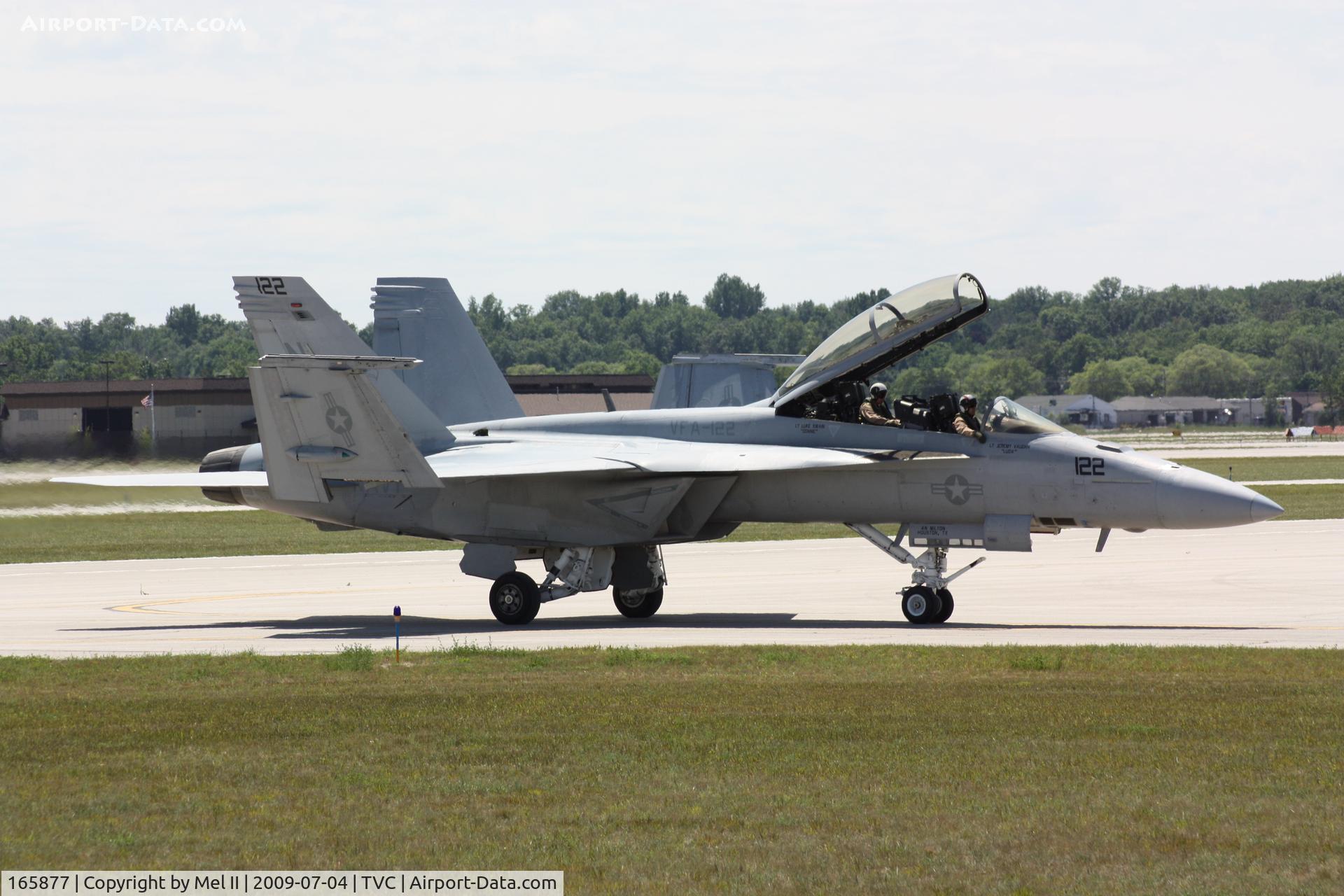 165877, Boeing F/A-18F Super Hornet C/N F037, VFA-122, NAS Lemoore, Taxi To USCG Hangar