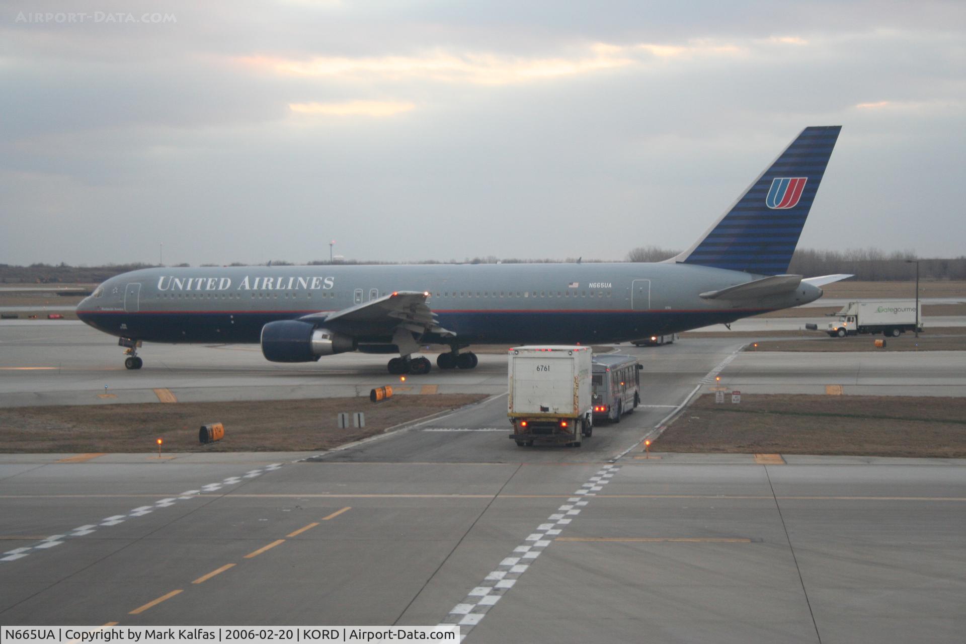 N665UA, 1998 Boeing 767-322 C/N 29237, United Airlines 767-322, N665UA, Taxiing to the gate at KORD
