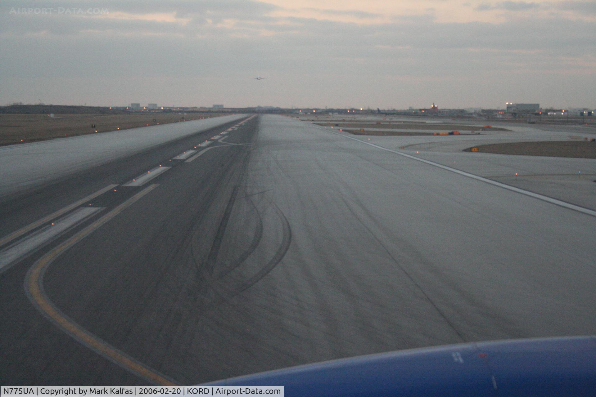 N775UA, 1995 Boeing 777-222 C/N 26947, Taxiing into position 32L T-10