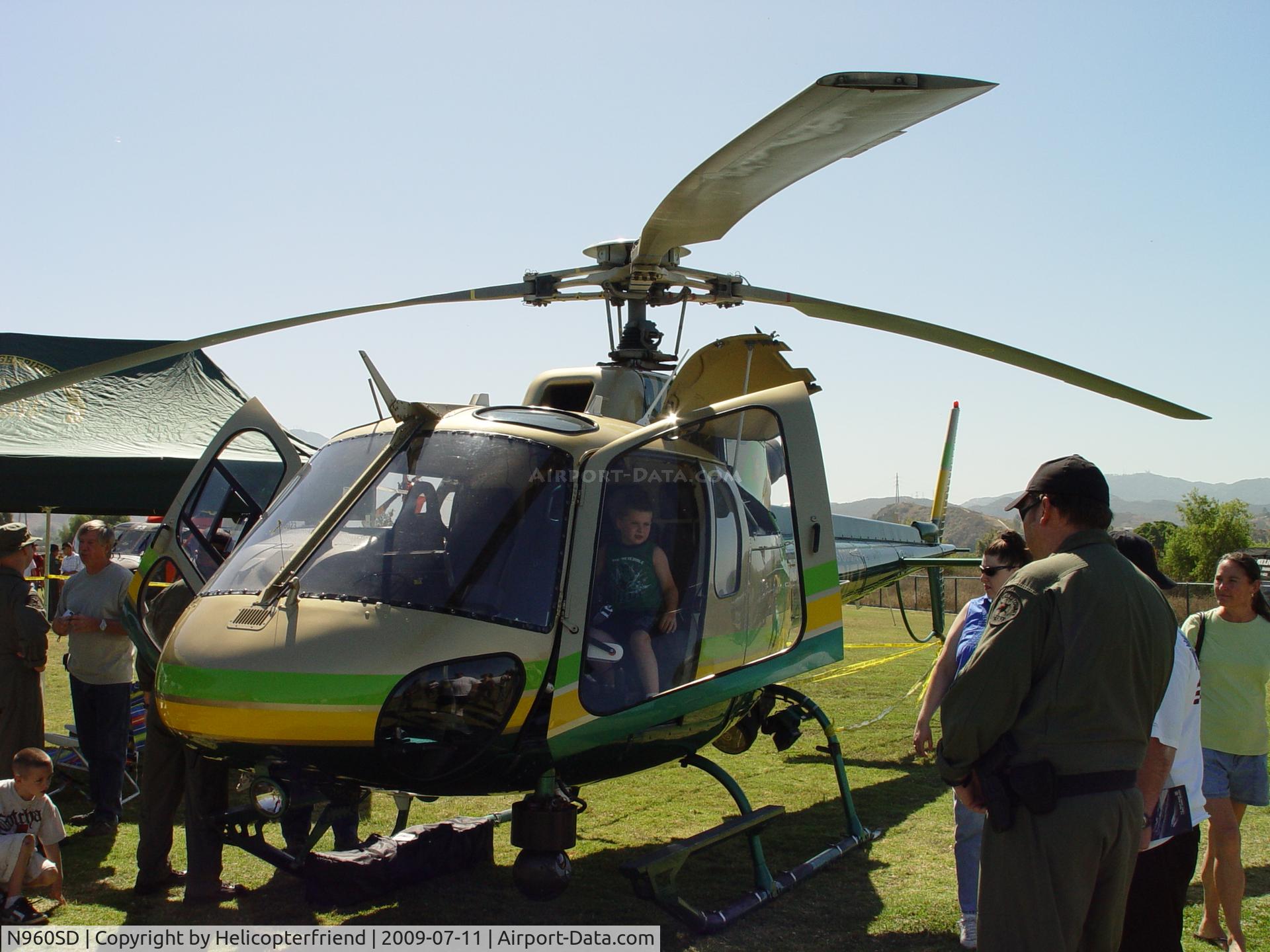 N960SD, 2001 Eurocopter AS-350B-2 Ecureuil C/N 3501, Children climbing in and around LASD bird