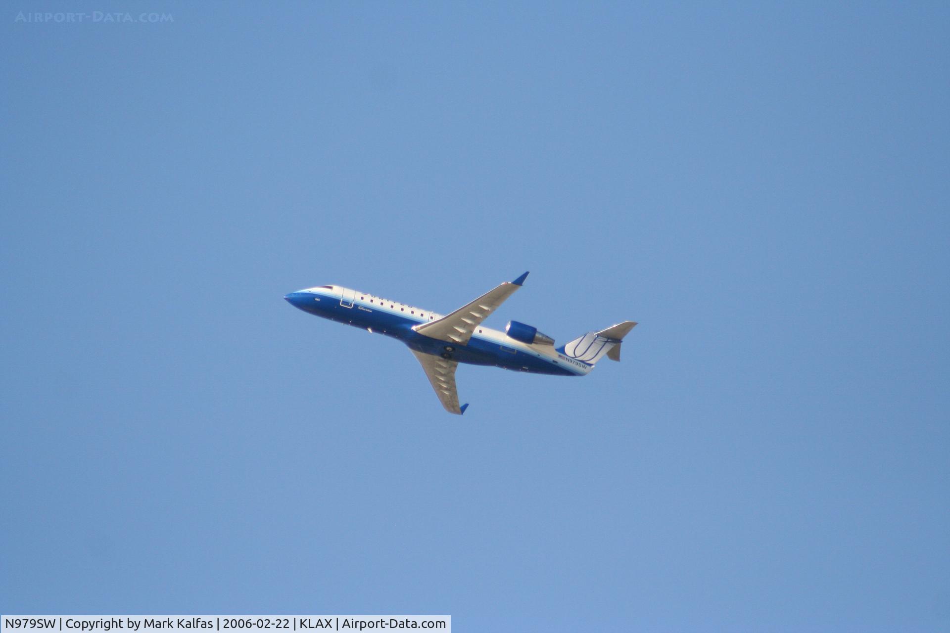 N979SW, 2004 Bombardier CRJ-200ER (CL-600-2B19) C/N 7954, Skywest CRJ-200, N979W, Departs RWY 25R KLAX