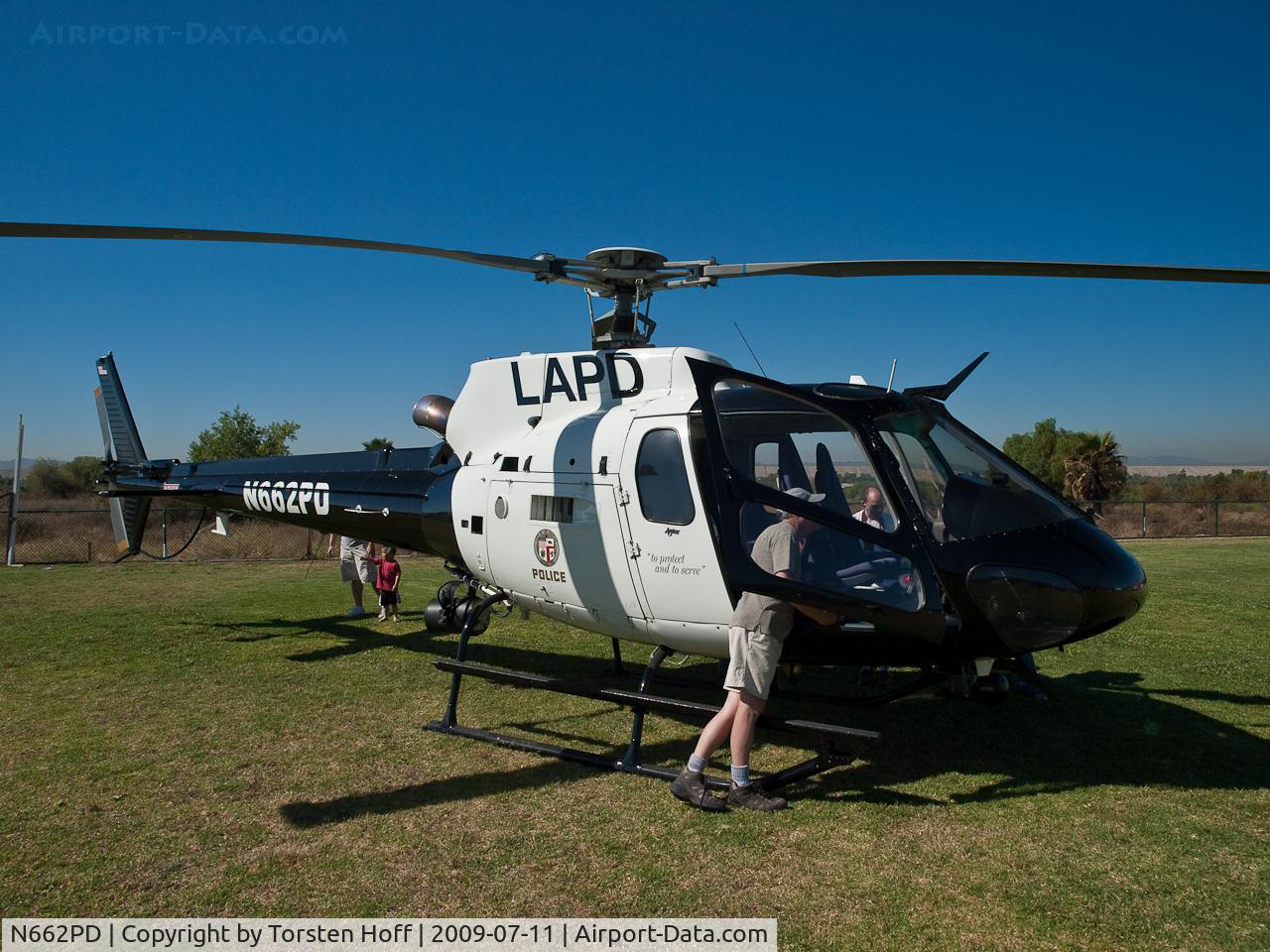 N662PD, 2006 Eurocopter AS-350B-2 Ecureuil Ecureuil C/N 4069, LAPD airship N662PD at the American Heroes Air Show in Lake View Terrace, California