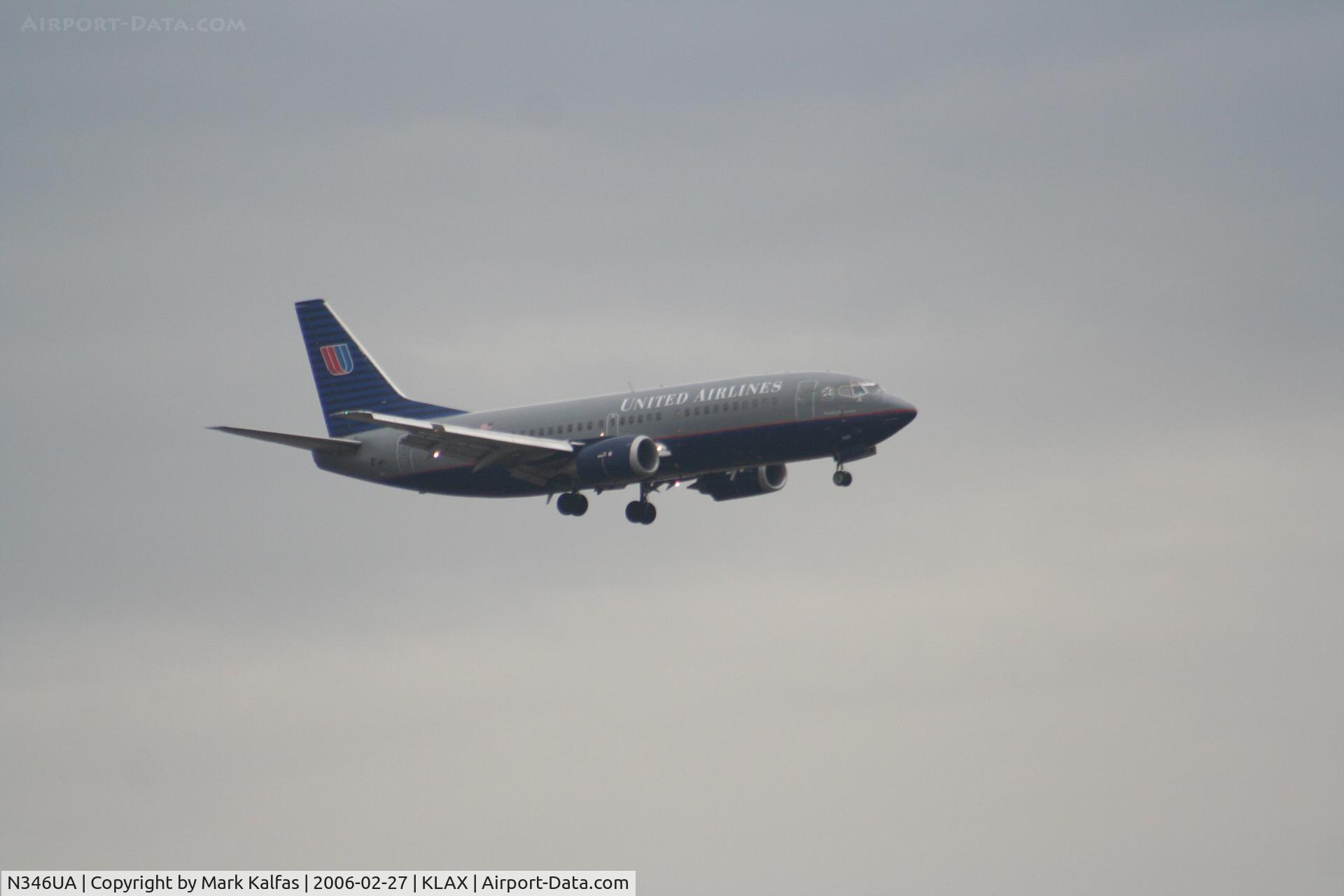 N346UA, 1988 Boeing 737-322 C/N 24250, United Airlines 737-322, N346UA, On final for RWY 7R in WX at KLAX
