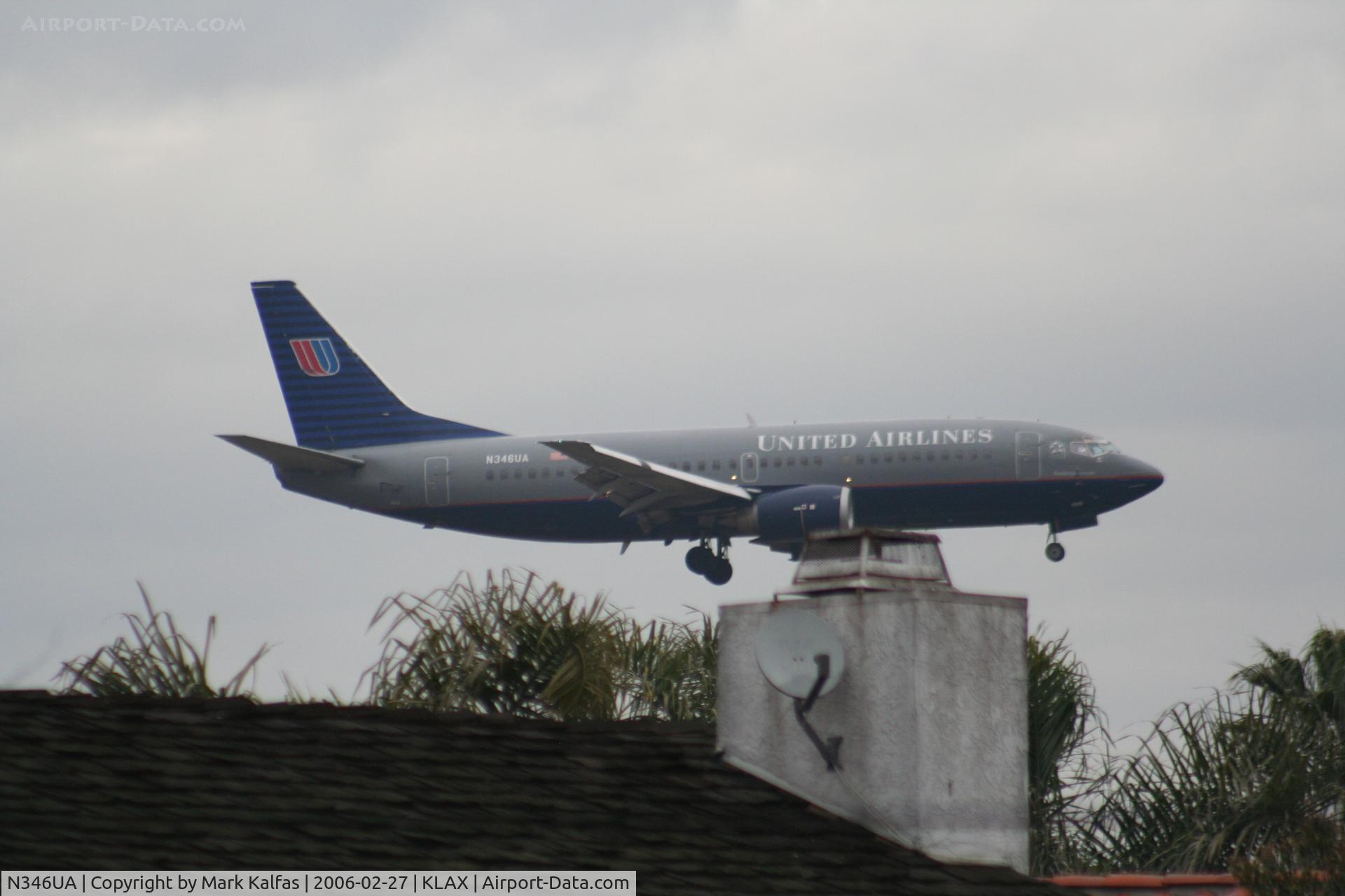 N346UA, 1988 Boeing 737-322 C/N 24250, United Airlines 737-322, N346UA, On final for RWY 7R in WX at KLAX
