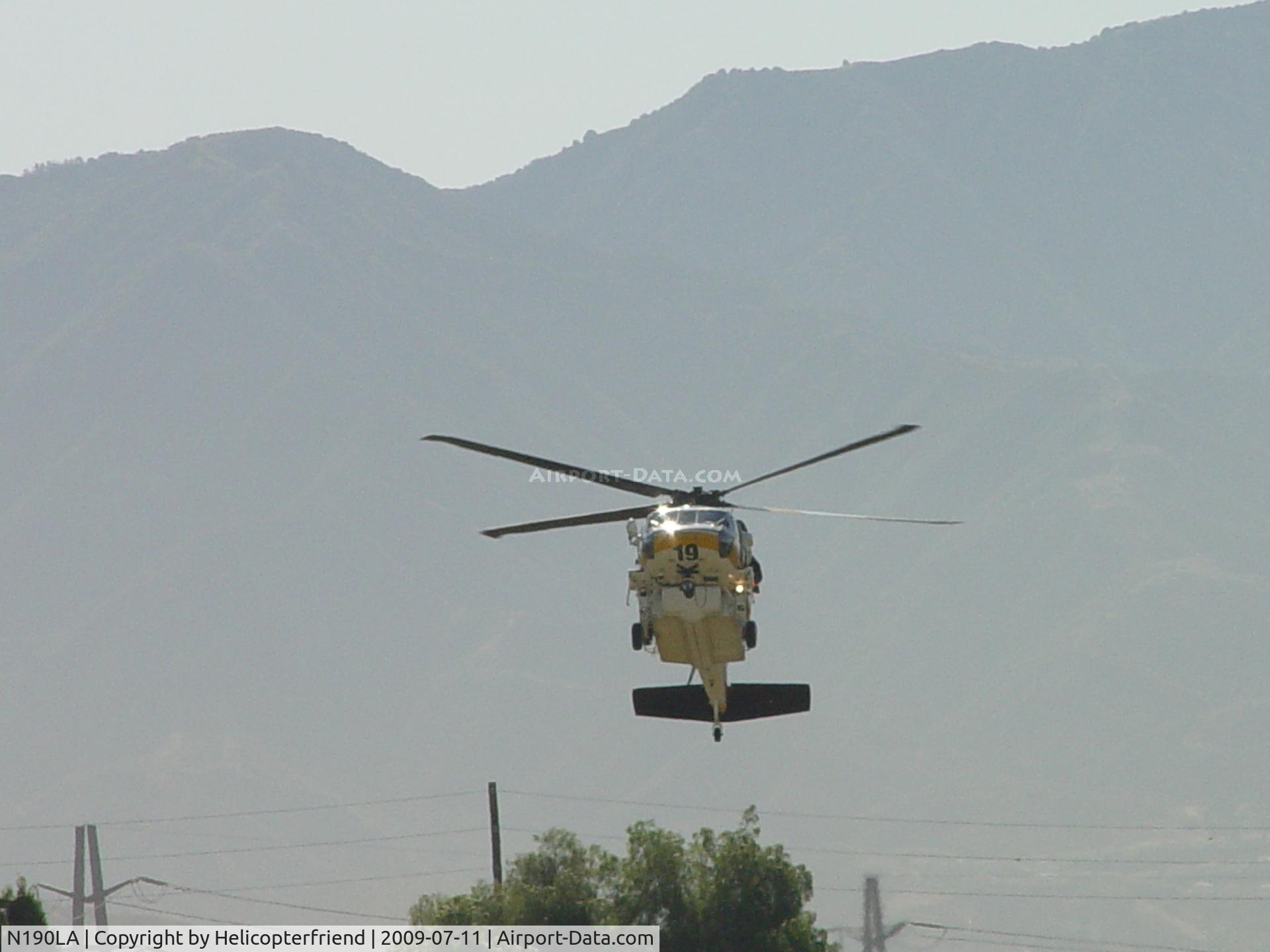 N190LA, Sikorsky S-70A Firehawk C/N 702479, Hovering waiting for direction from ground crew