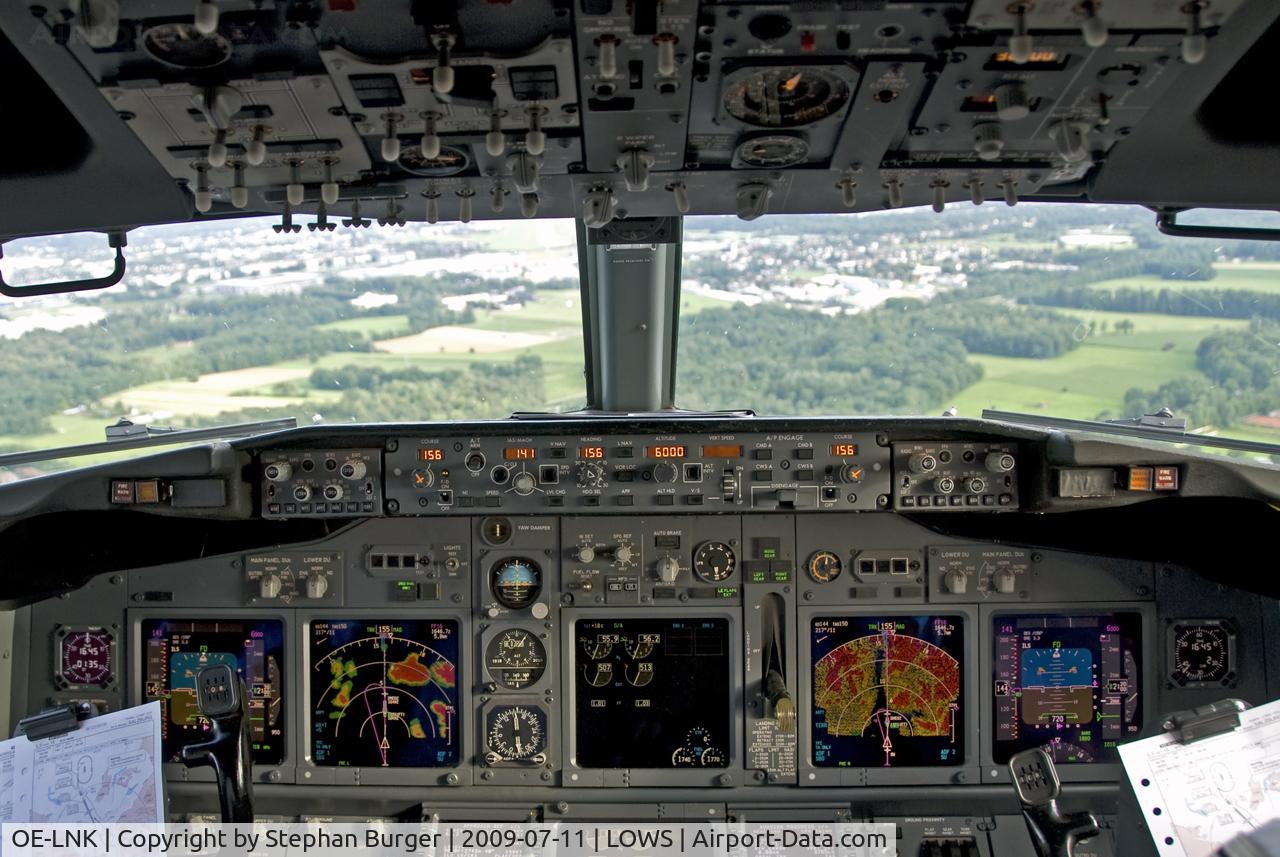 OE-LNK, 1999 Boeing 737-8Z9 C/N 28178, Cockpit