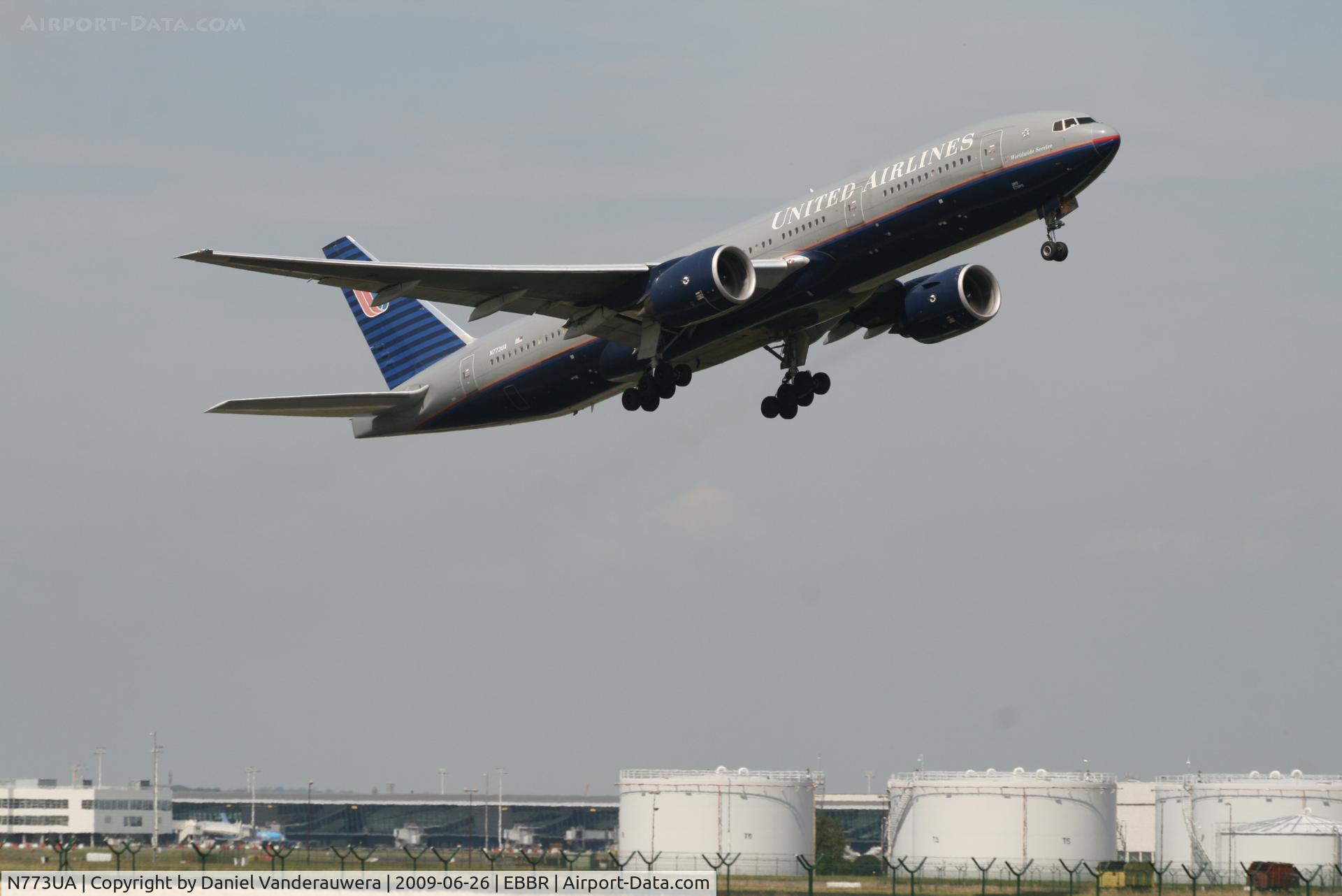 N773UA, 1995 Boeing 777-222 C/N 26929, Flight UA951  is taking off from rwy 07R