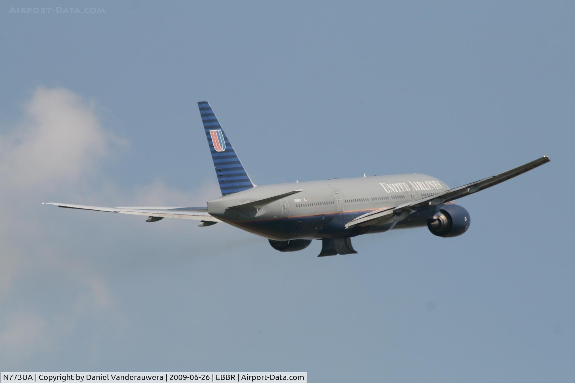 N773UA, 1995 Boeing 777-222 C/N 26929, Flight UA951  is taking off from rwy 07R - flying to ORD