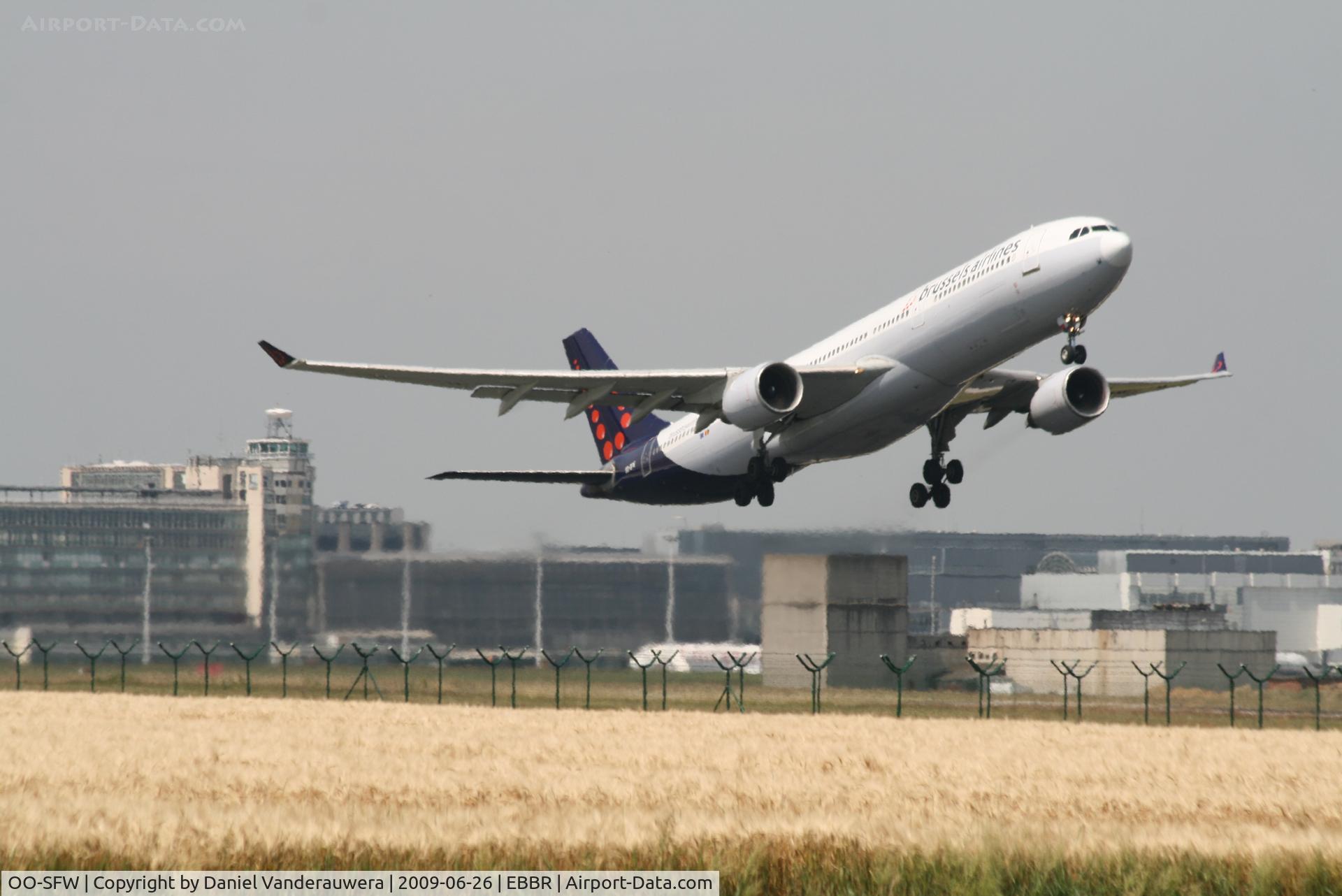 OO-SFW, 1994 Airbus A330-322 C/N 82, Flight SN245 is taking off from rwy 07R