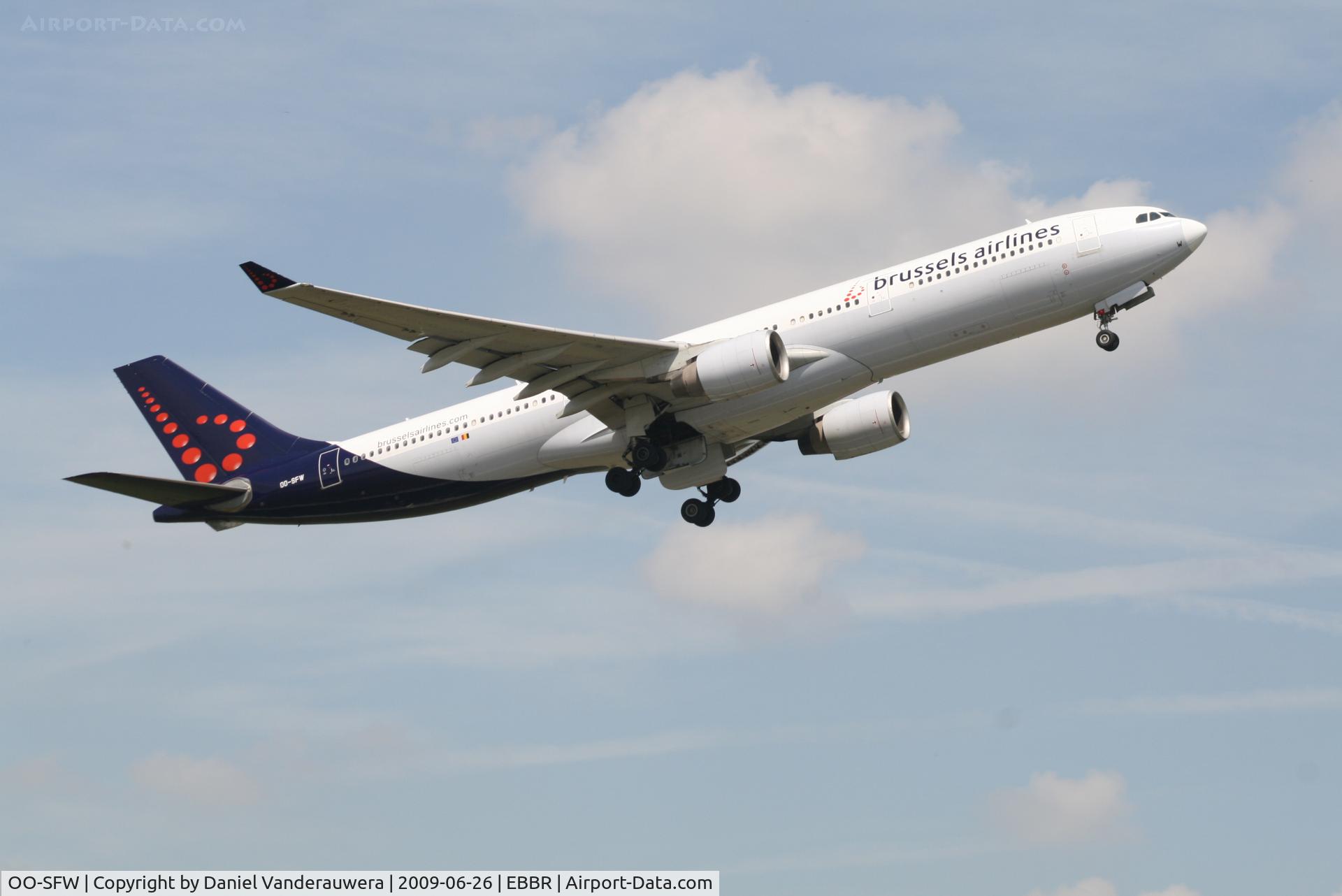 OO-SFW, 1994 Airbus A330-322 C/N 82, Flight SN245 is taking off from rwy 07R