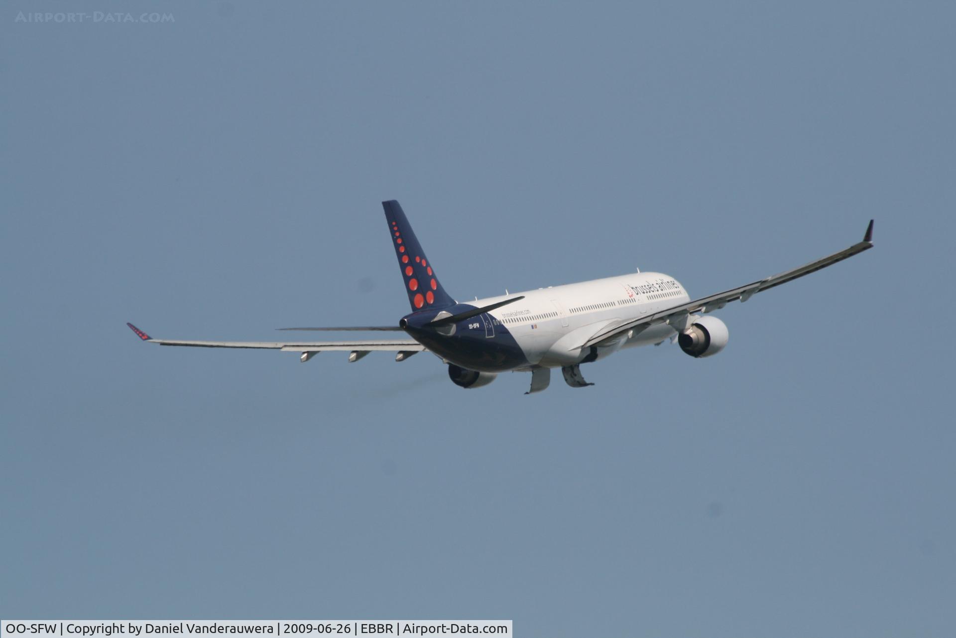 OO-SFW, 1994 Airbus A330-322 C/N 82, Flight SN245 is taking off from rwy 07R