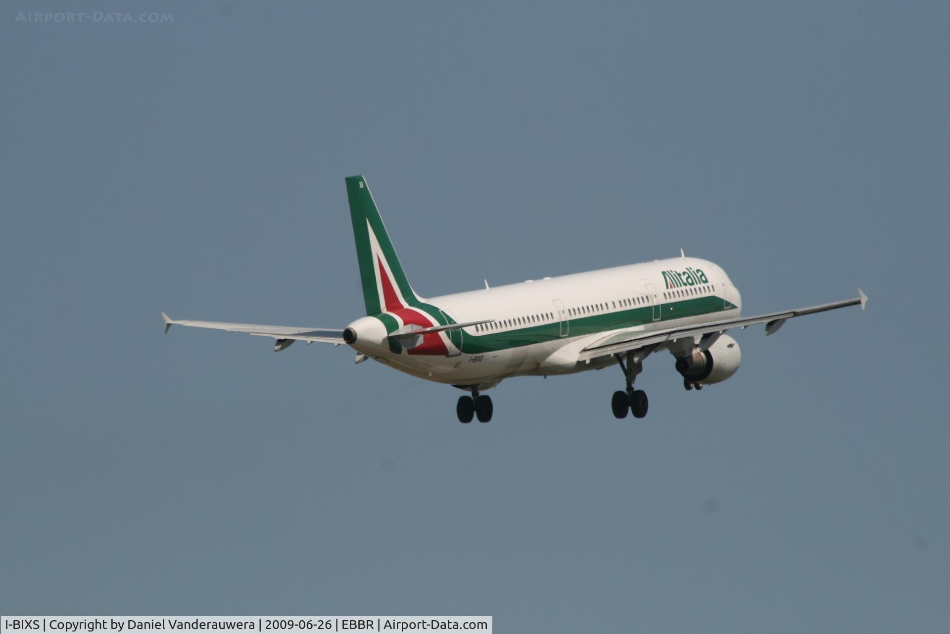 I-BIXS, 1997 Airbus A321-112 C/N 599, Flight AZ159 is taking off from rwy 07R