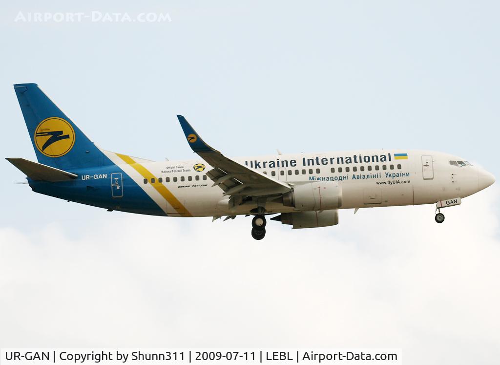 UR-GAN, 1998 Boeing 737-36N C/N 28569, Landing rwy 25R