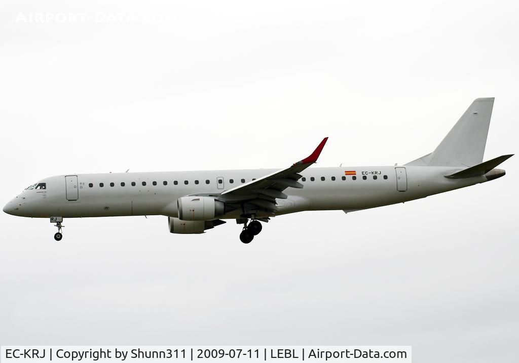 EC-KRJ, 2008 Embraer 195LR (ERJ-190-200LR) C/N 19000196, Landing rwy 25R in all white c/s on left side