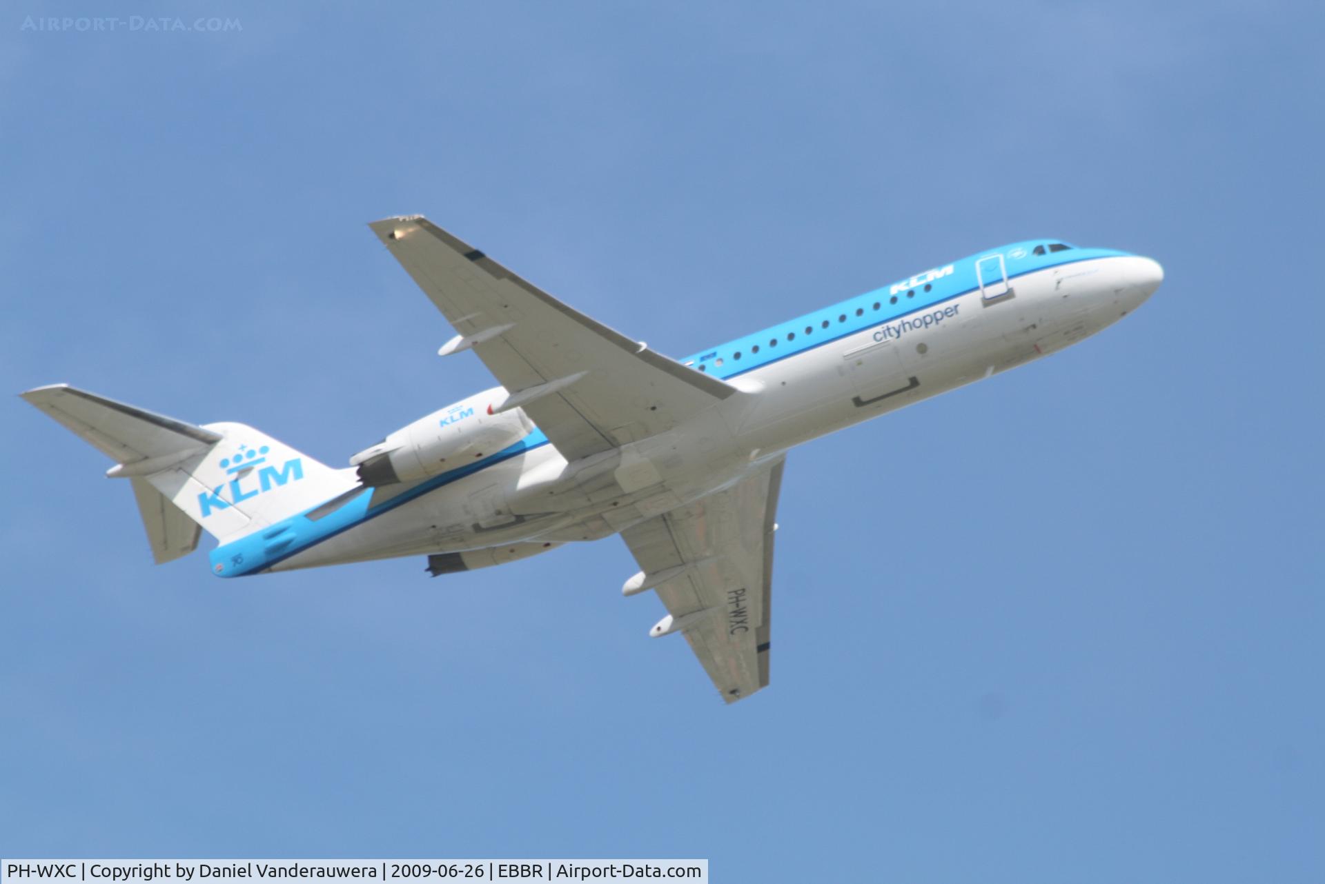 PH-WXC, 1996 Fokker 70 (F-28-0070) C/N 11574, Flight KL1724 is taking off from rwy 07R