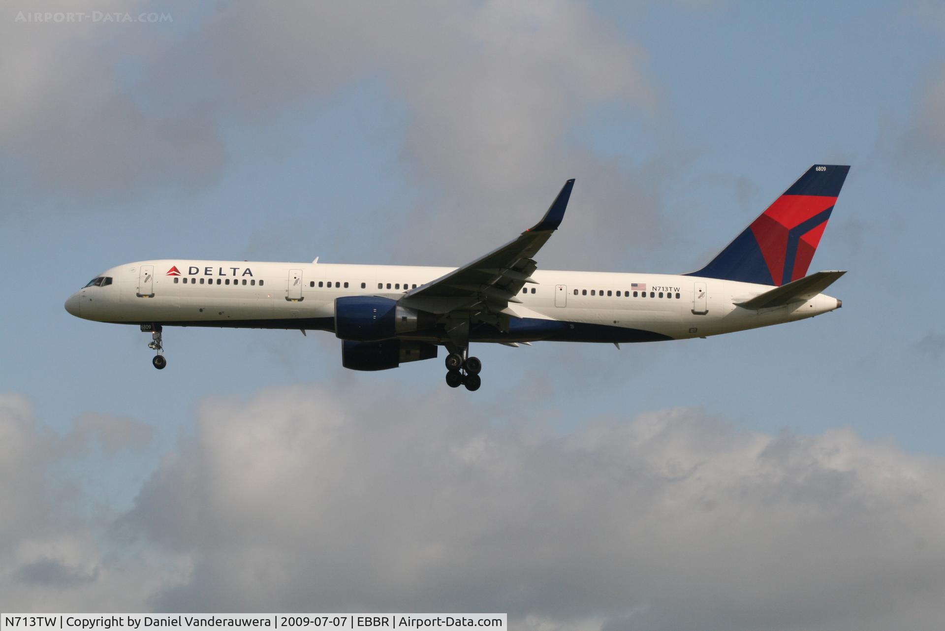 N713TW, 1997 Boeing 757-2Q8 C/N 28173, arrival of flight DL140 to rwy 25L