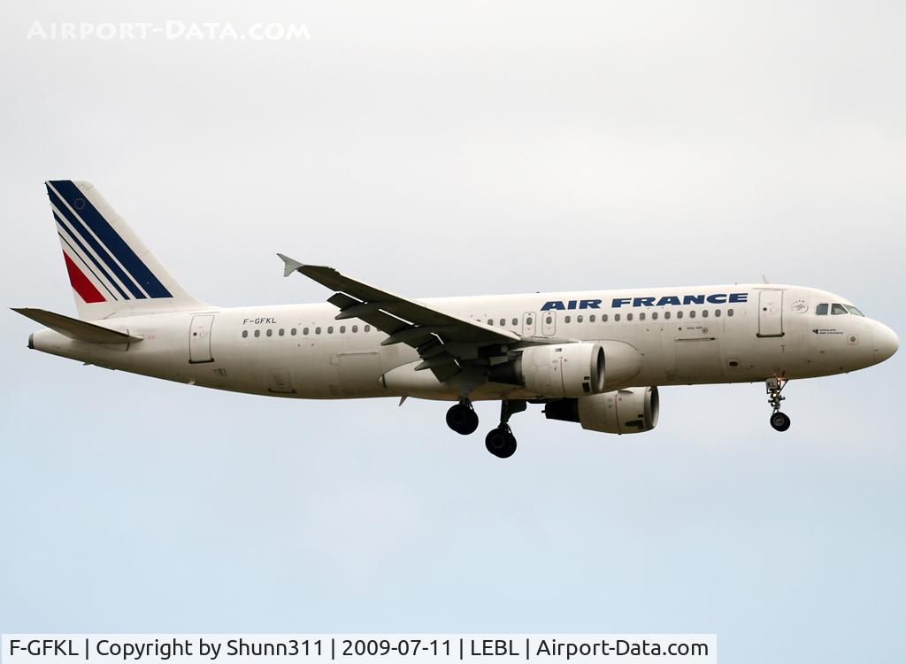 F-GFKL, 1990 Airbus A320-211 C/N 0101, Landing rwy 25R