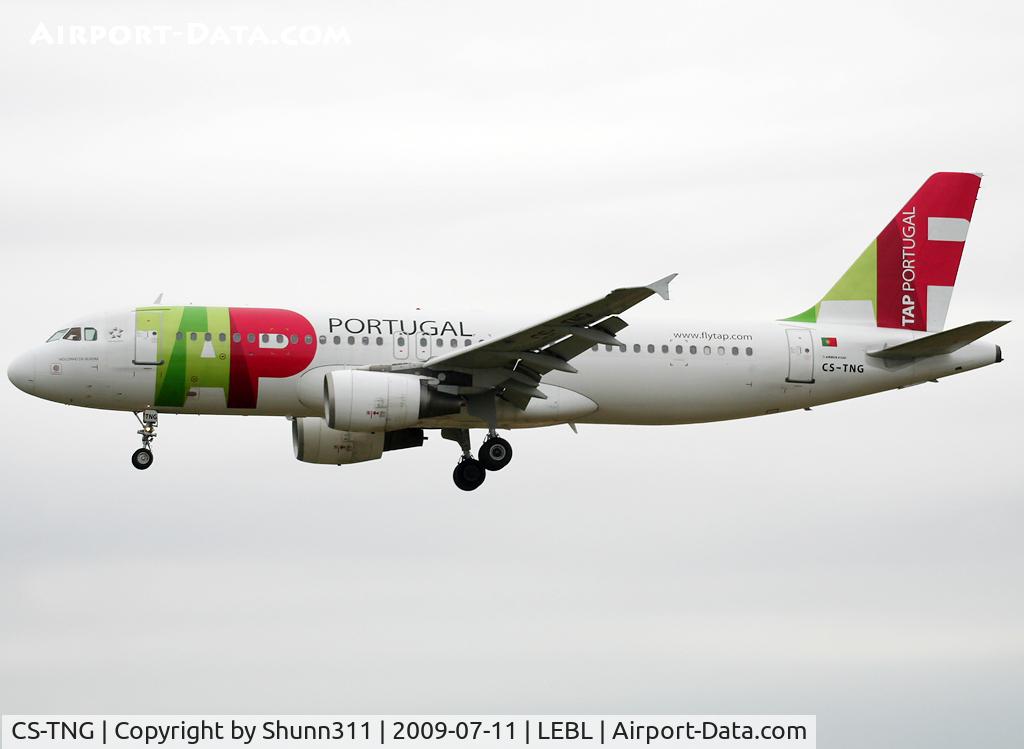 CS-TNG, 1998 Airbus A320-214 C/N 945, Landing rwy 25R