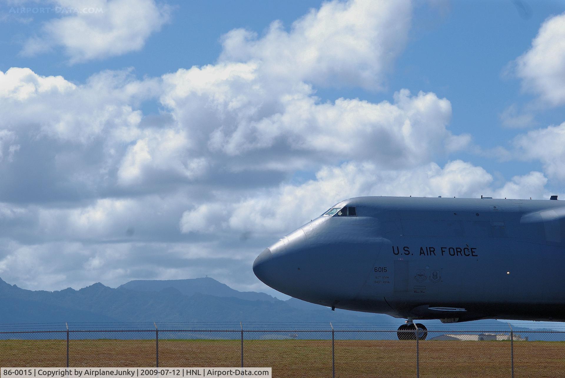 86-0015, 1986 Lockheed C-5M Super Galaxy C/N 500-0101, C-5 Galaxy (60015) based at Travis AFB, CA, is taxiing out to Runway 8R at Honolulu Intl Aiport