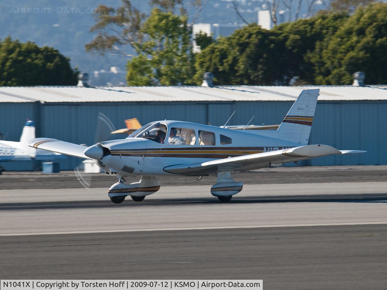 N1041X, 1975 Piper PA-28-180 C/N 28-7505199, N1041X departing from RWY 21