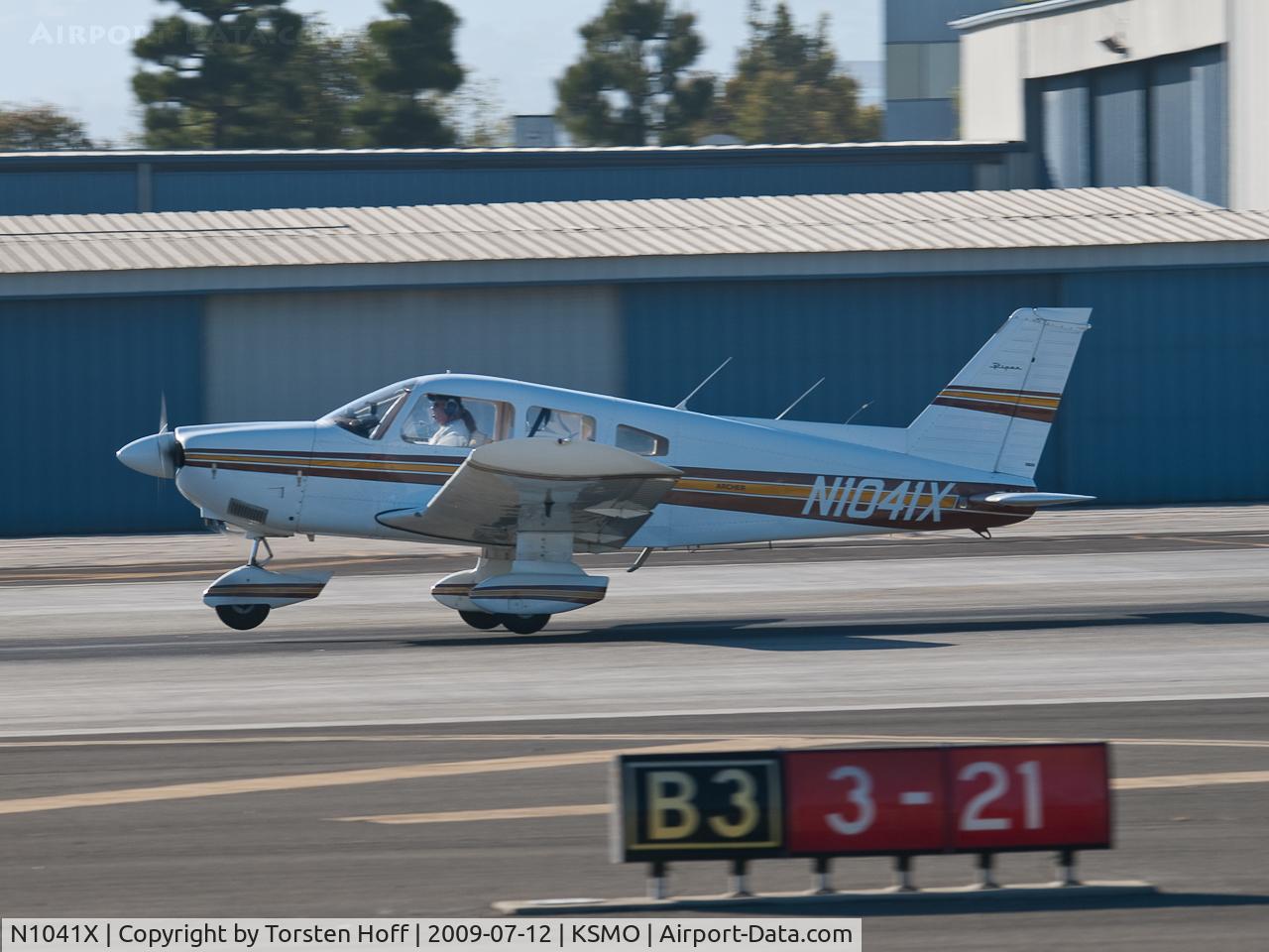 N1041X, 1975 Piper PA-28-180 C/N 28-7505199, N1041X departing from RWY 21