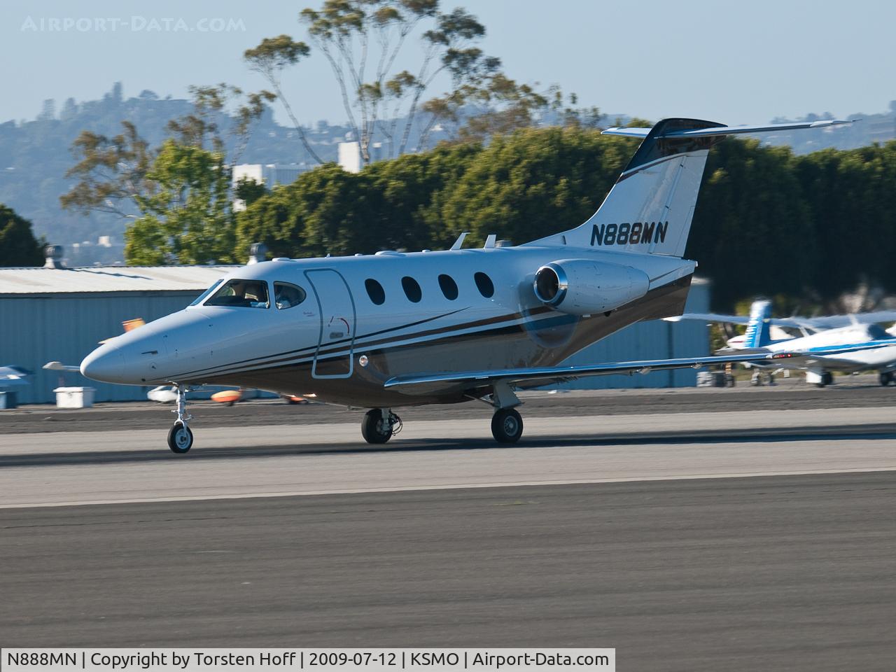 N888MN, Raytheon Aircraft Company 390 C/N RB-153, N888MN departing from RWY 21