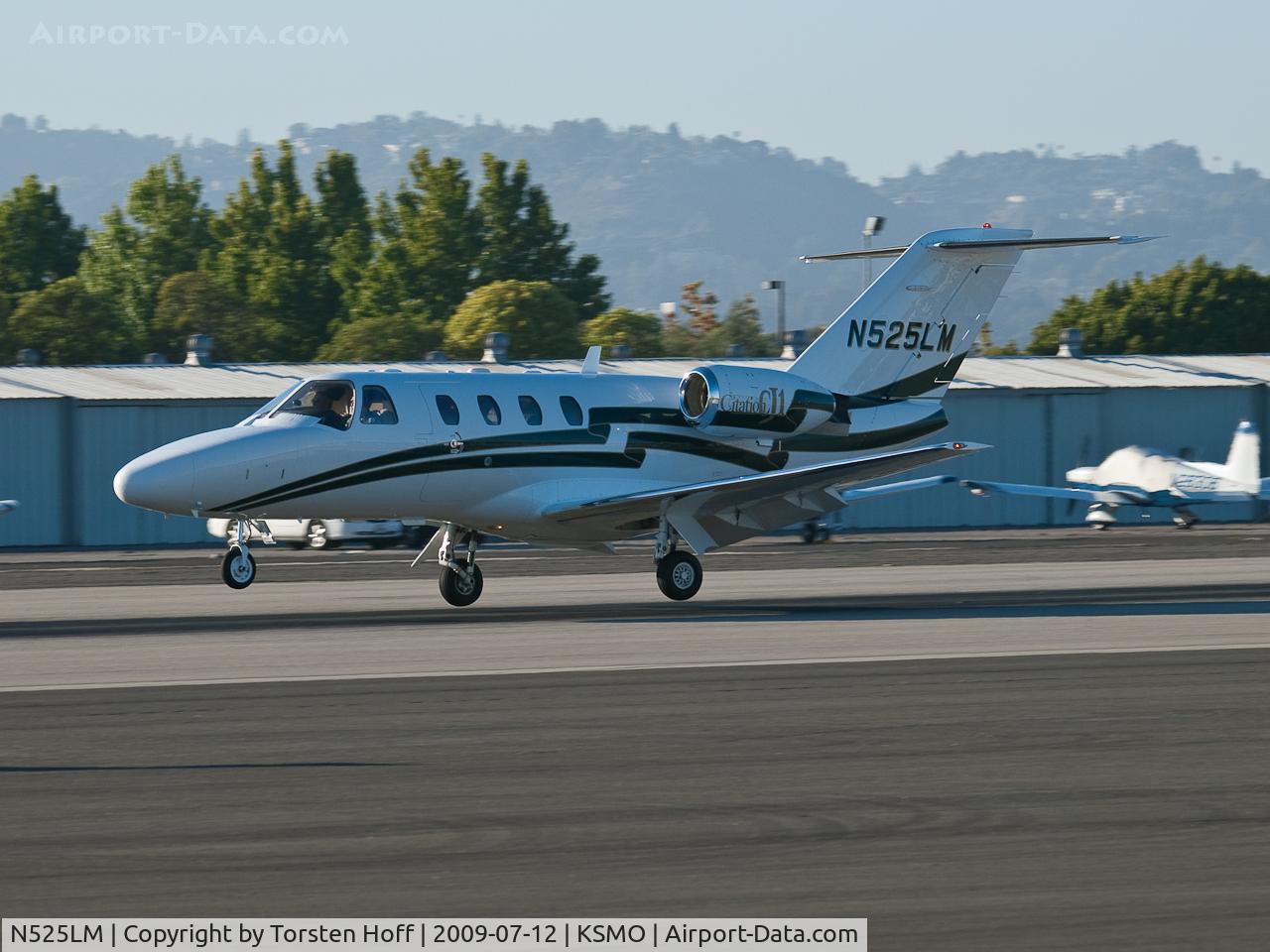 N525LM, 2001 Cessna 525 CitationJet CJ1 C/N 525-0427, N525LM arriving on RWY 21
