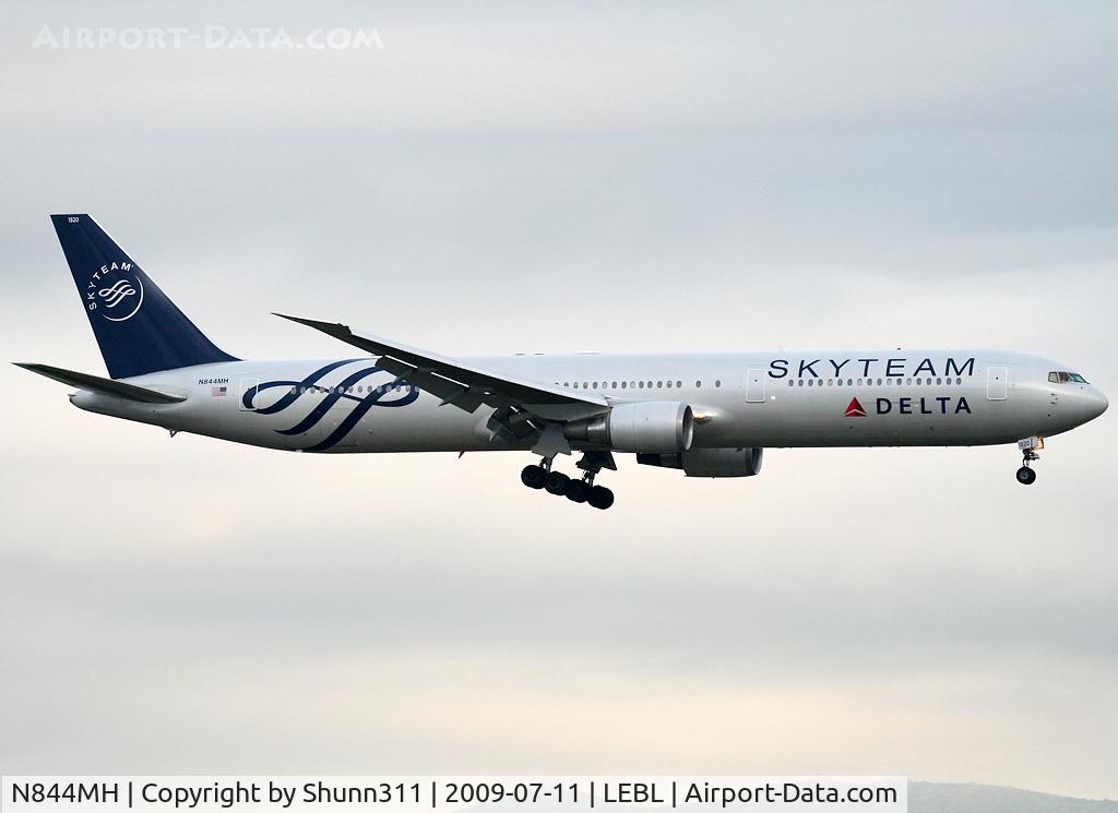 N844MH, 2002 Boeing 767-432/ER C/N 29717, Landing rwy 20 in full Skyteam c/s now