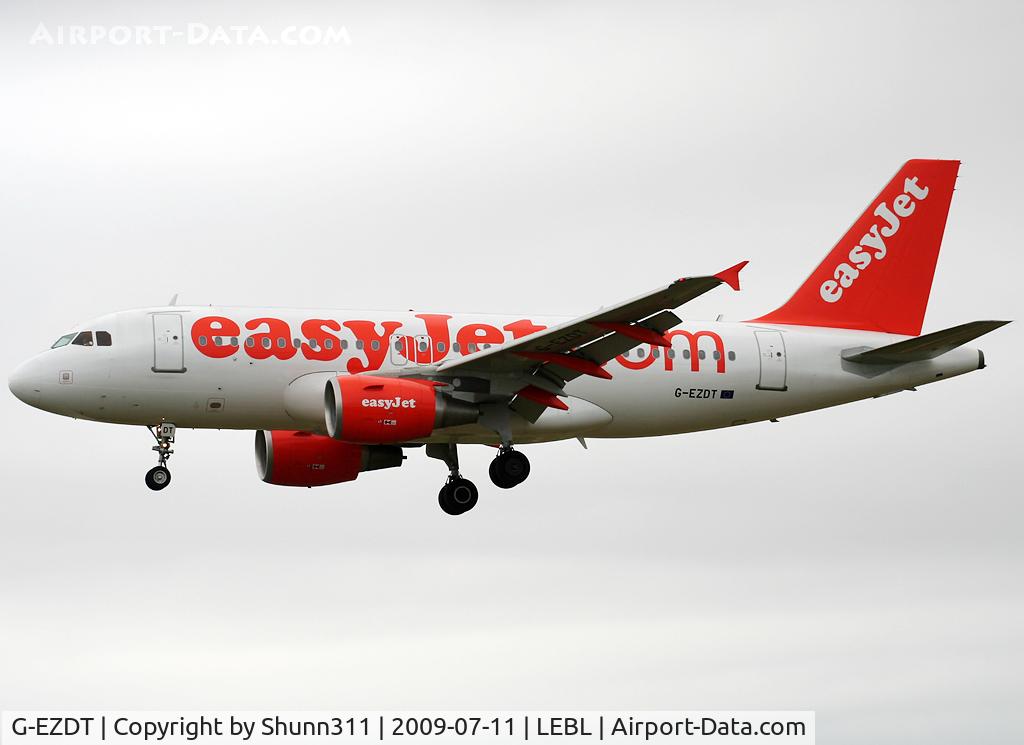 G-EZDT, 2008 Airbus A319-111 C/N 3720, Landing rwy 25R