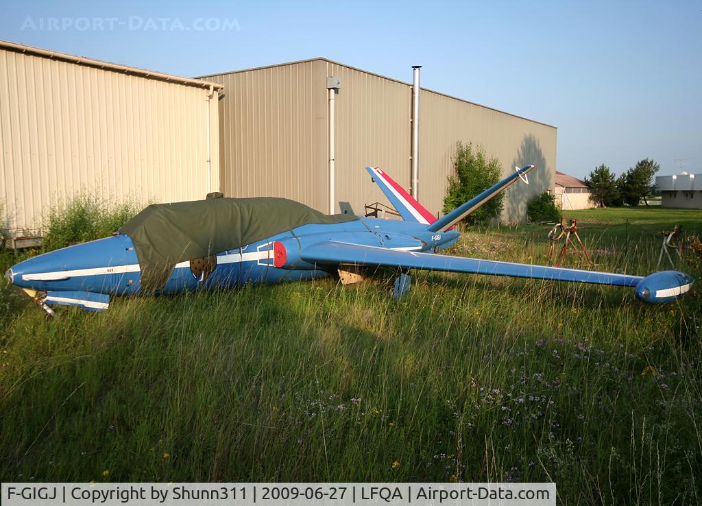F-GIGJ, Fouga CM-170 Magister C/N 561, Parked in the grass... Due to be restored one day...