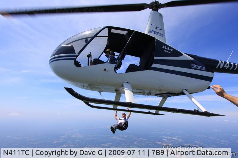 N411TC, 1994 Robinson R44 C/N 0034, Skydivers exit the R44 5,000 feet over Ellington, CT