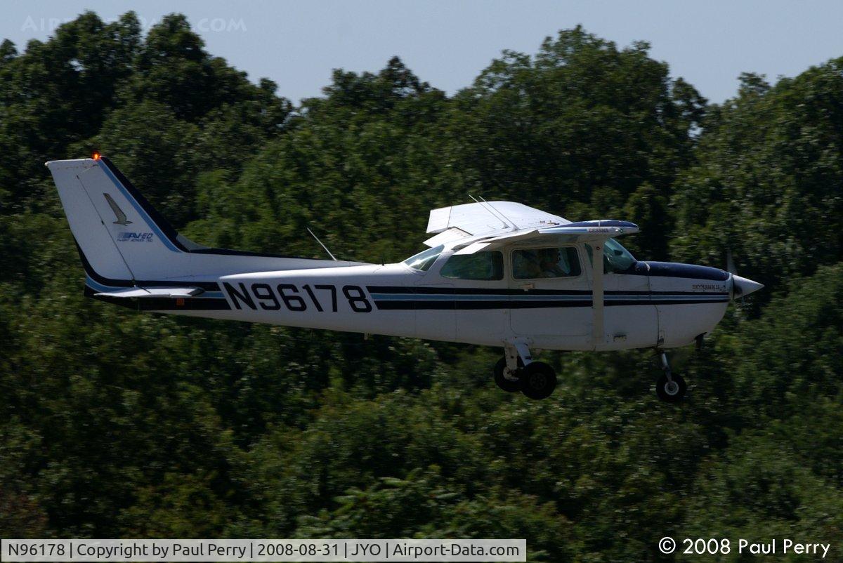 N96178, 1983 Cessna 172P C/N 17276033, Climbing up easily