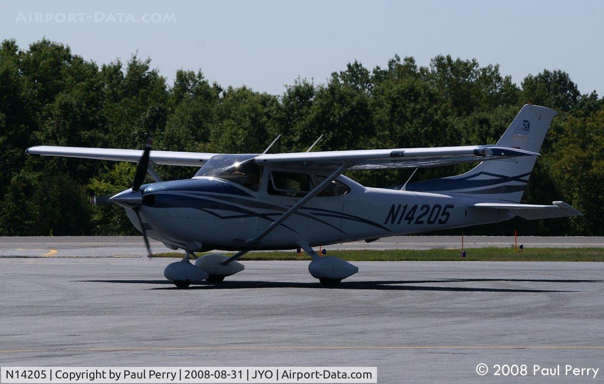 N14205, 2007 Cessna 182T Skylane C/N 18281889, Back again, taxiing in