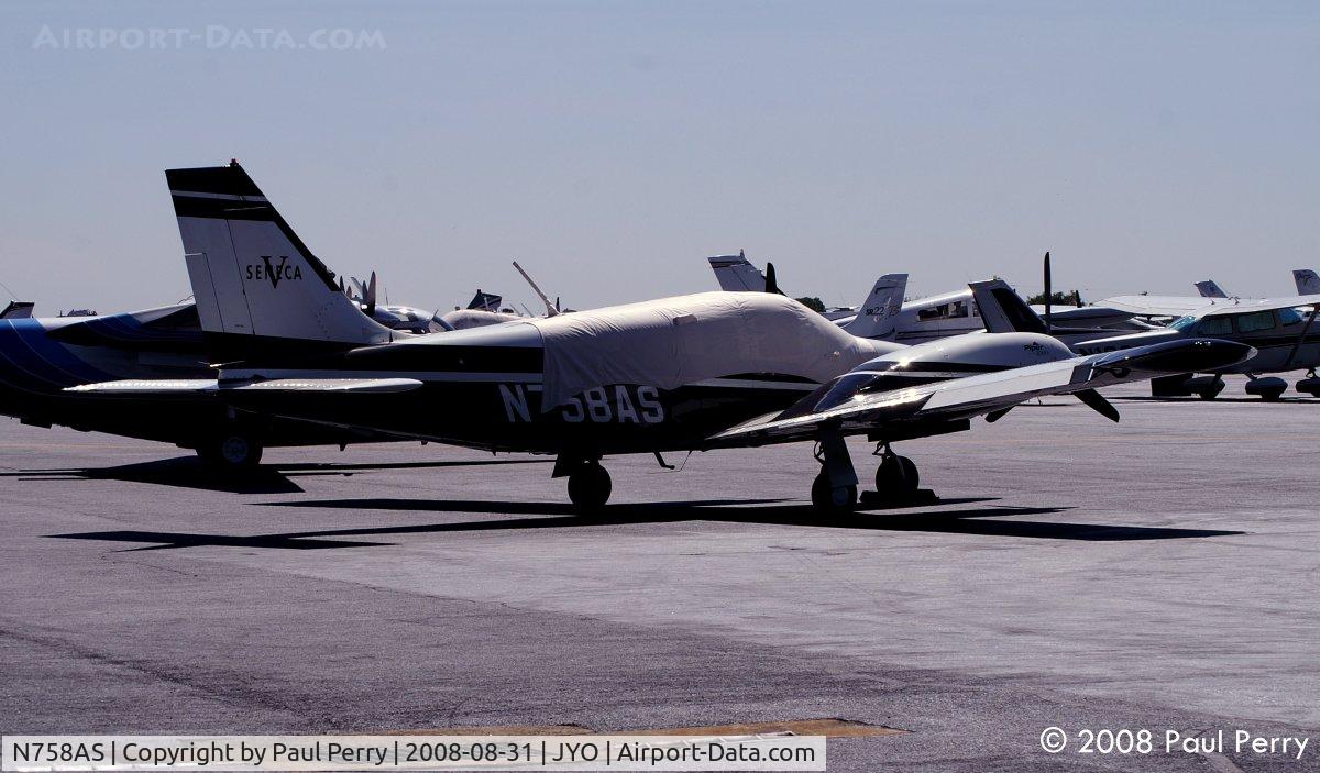 N758AS, 2000 Piper PA-34-220T Seneca C/N 3449187, Piper twin on the very bright ramp