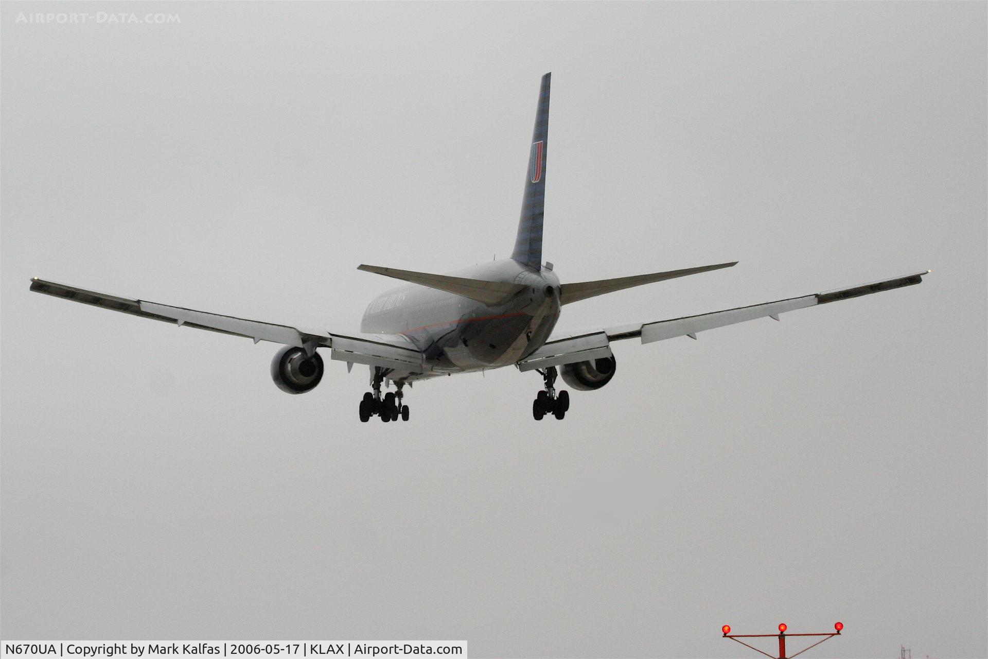 N670UA, 1999 Boeing 767-322 C/N 29240, United Airlines 767-322, N670UA on short final 25L KLAX