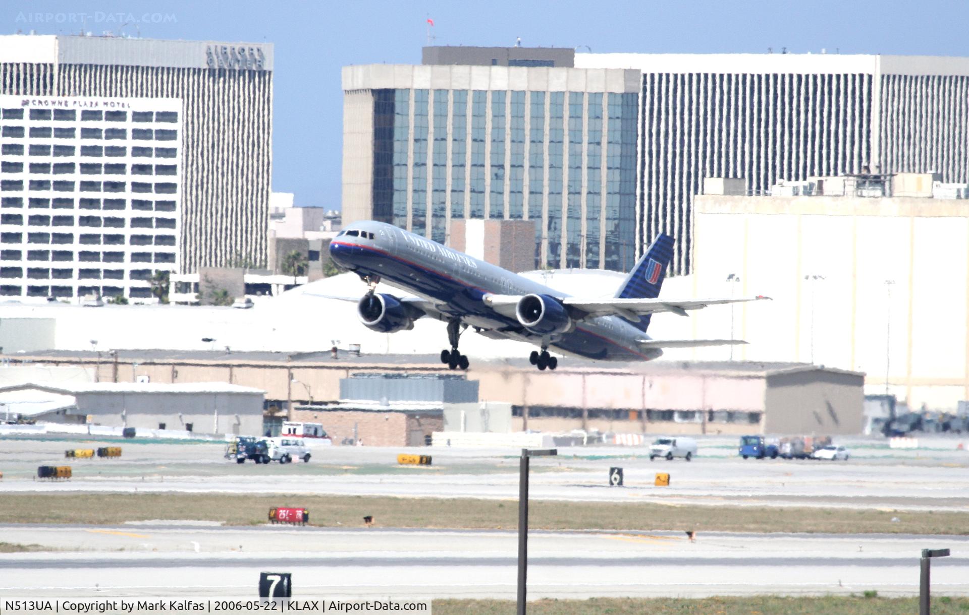 N513UA, 1990 Boeing 757-222 C/N 24810, United Airlines Boeing 757-222, N513UA departs KLAX RWY 25R