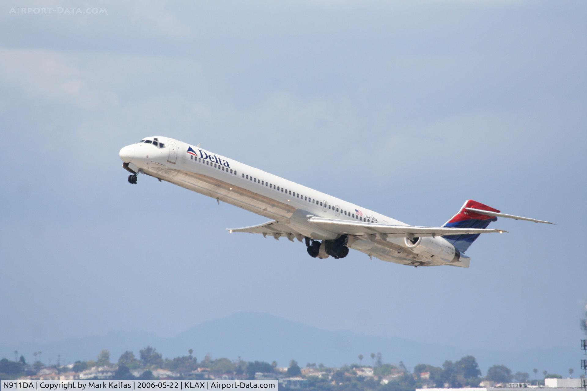 N911DA, 1995 McDonnell Douglas MD-90-30 C/N 53391, Delta Airlines Boeing MD-90-30, N911DA RWY 25L departure KLAX