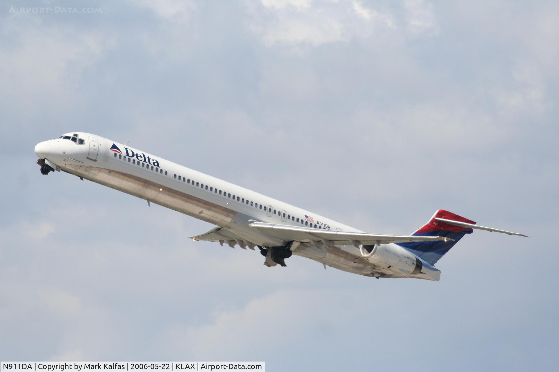 N911DA, 1995 McDonnell Douglas MD-90-30 C/N 53391, Delta Airlines Mcdonnell Douglas MD-90-30, N911DA,  RWY 25L departure KLAX
