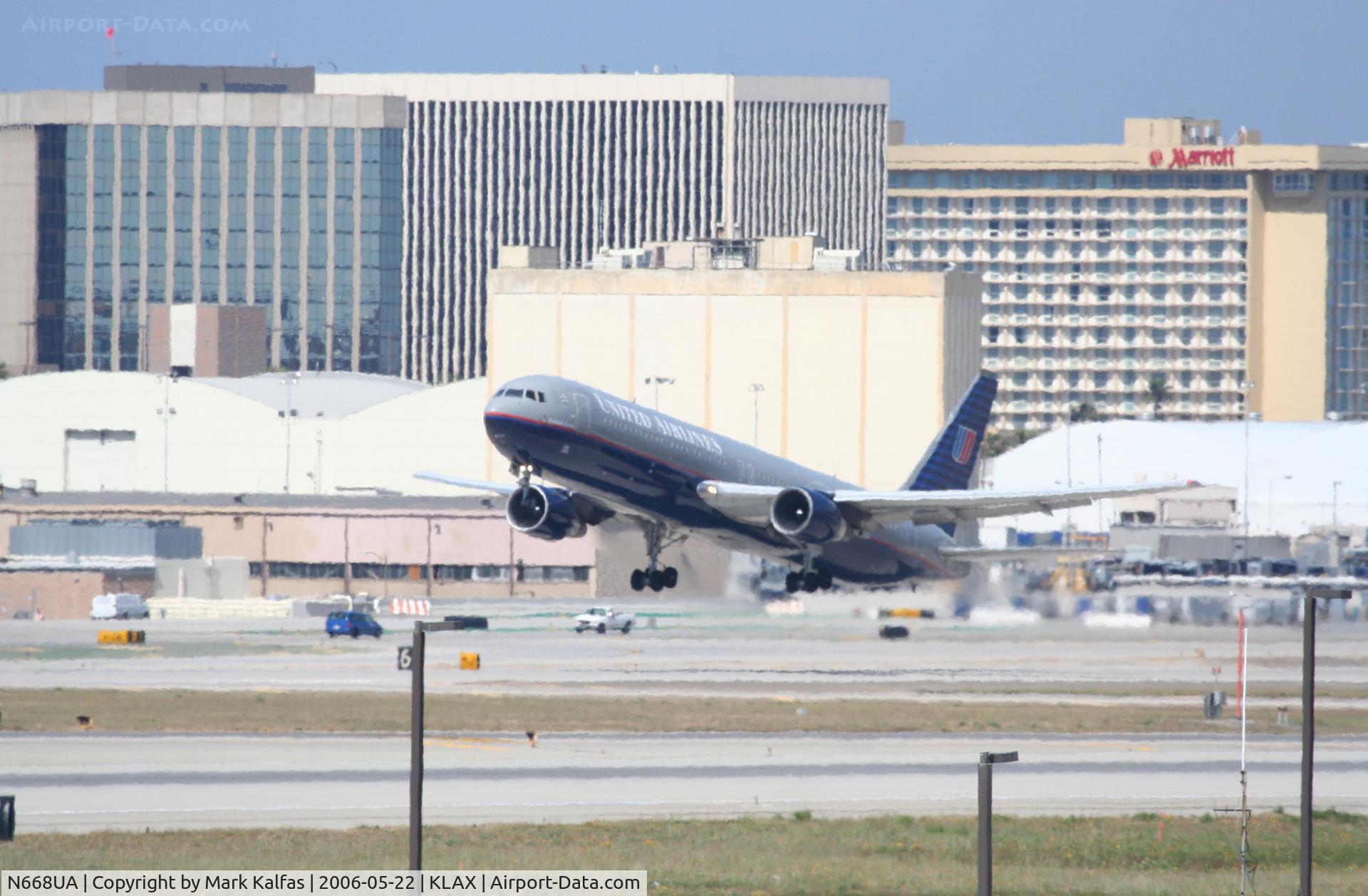 N668UA, 1999 Boeing 767-322 C/N 30024, United Airlines 767-322, N668UA departs KLAX RWY 25R