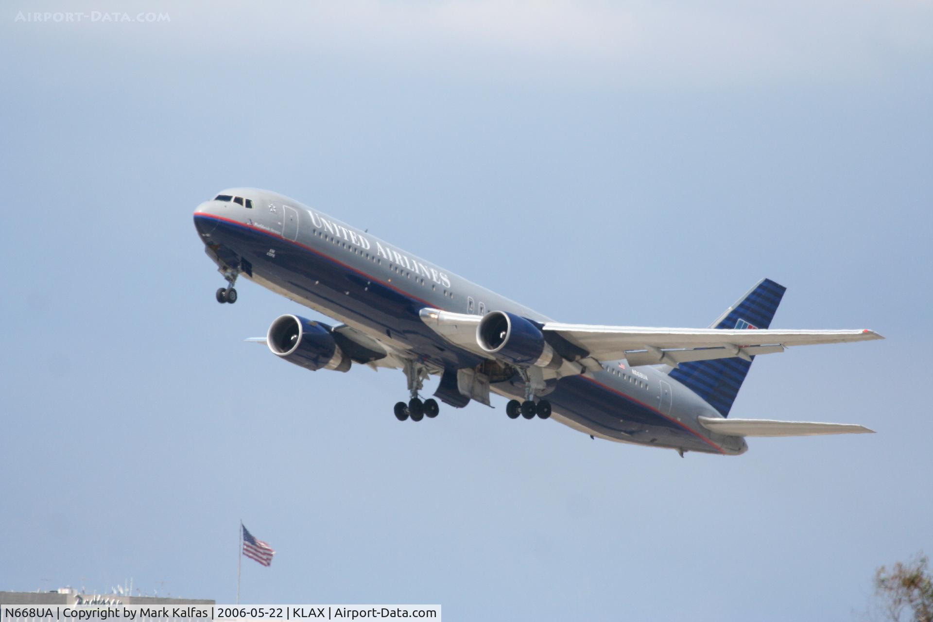 N668UA, 1999 Boeing 767-322 C/N 30024, United Airlines 767-322, N668UA departs KLAX RWY 25R