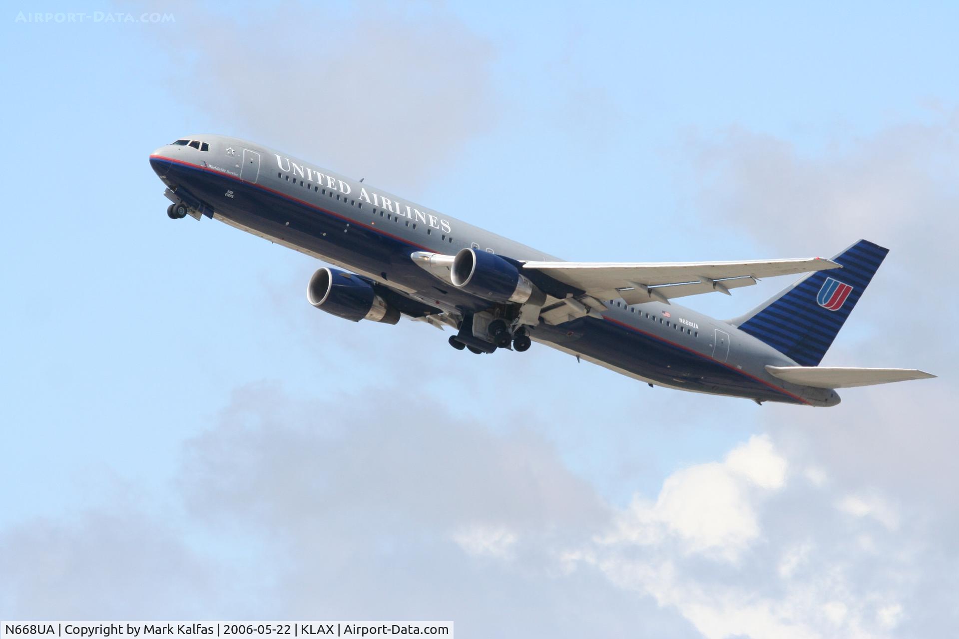 N668UA, 1999 Boeing 767-322 C/N 30024, United Airlines 767-322, N668UA departs KLAX RWY 25R