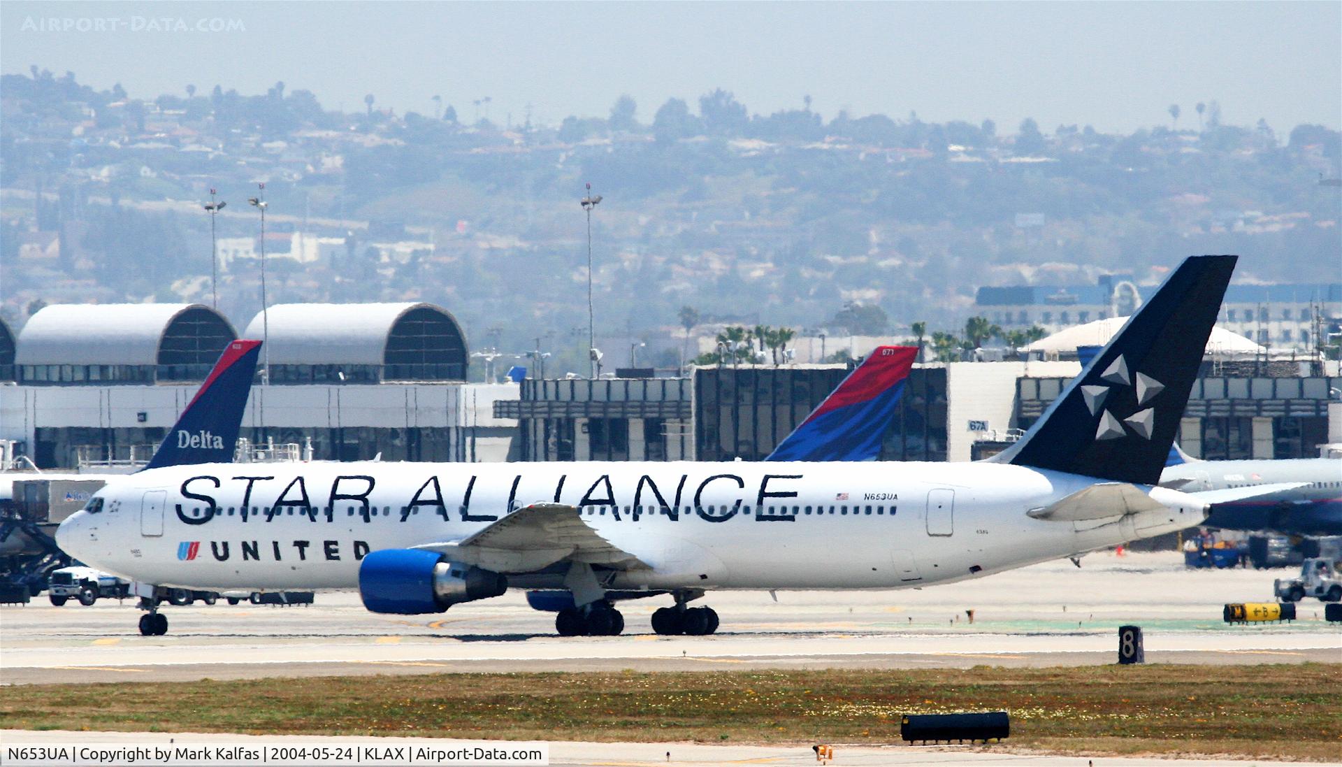 N653UA, 1992 Boeing 767-322 C/N 25391, United Airlines 767-322, N653UA turning onto taxiway BRAVO KLAX