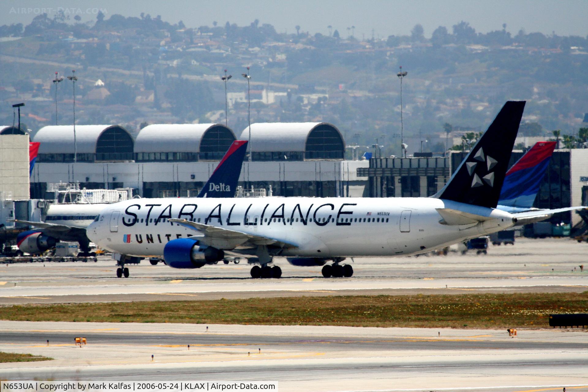 N653UA, 1992 Boeing 767-322 C/N 25391, United Airlines 767-322, N653UA turning onto taxiway BRAVO KLAX