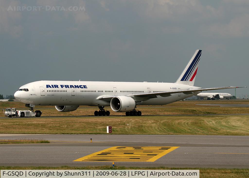 F-GSQD, 2004 Boeing 777-328/ER C/N 32726, Taxiing for departure...